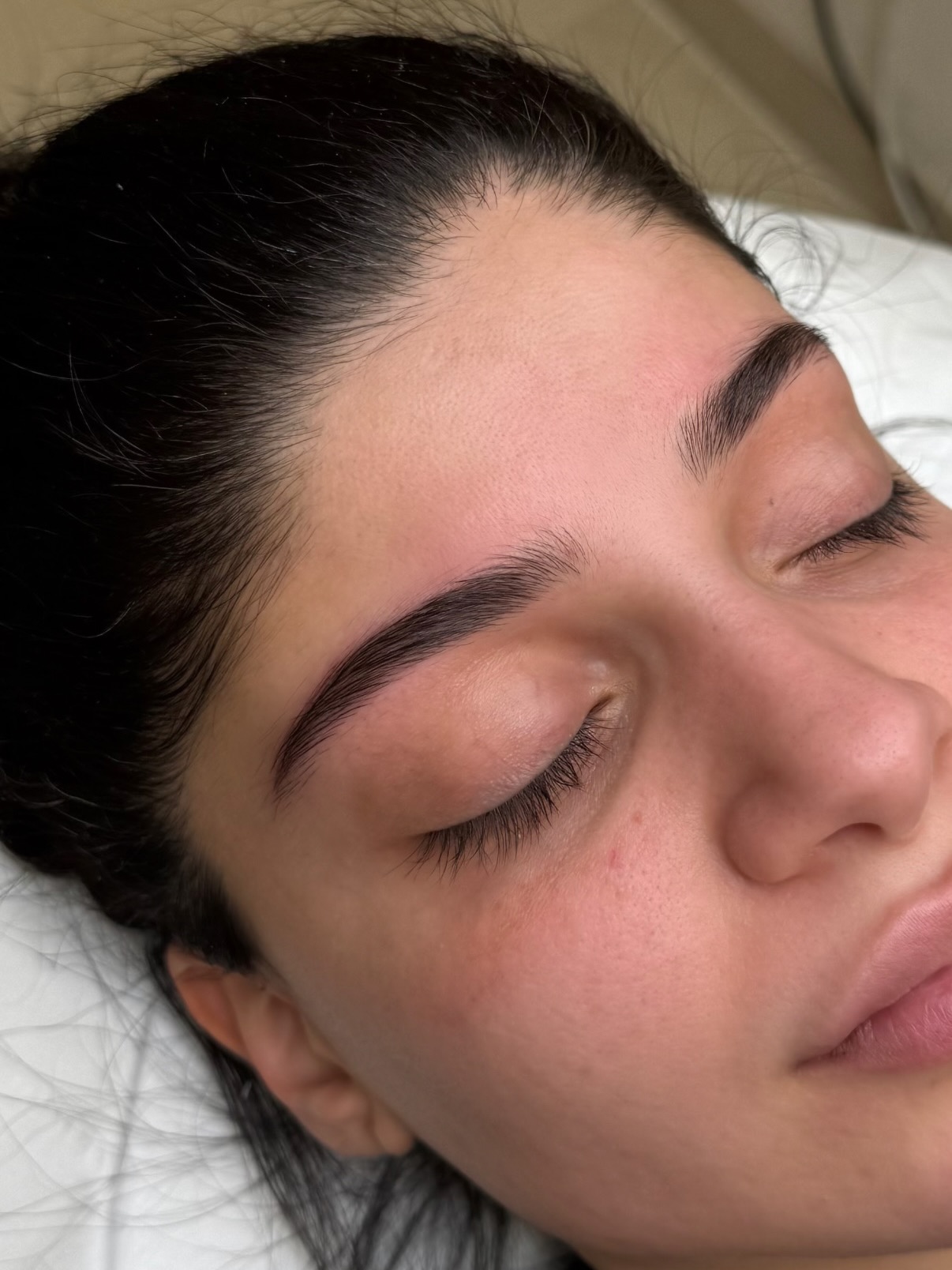 Sie hatte schon schöne Augenbrauen 🤍 aber jetzt sind sie wunderschön 🥰
