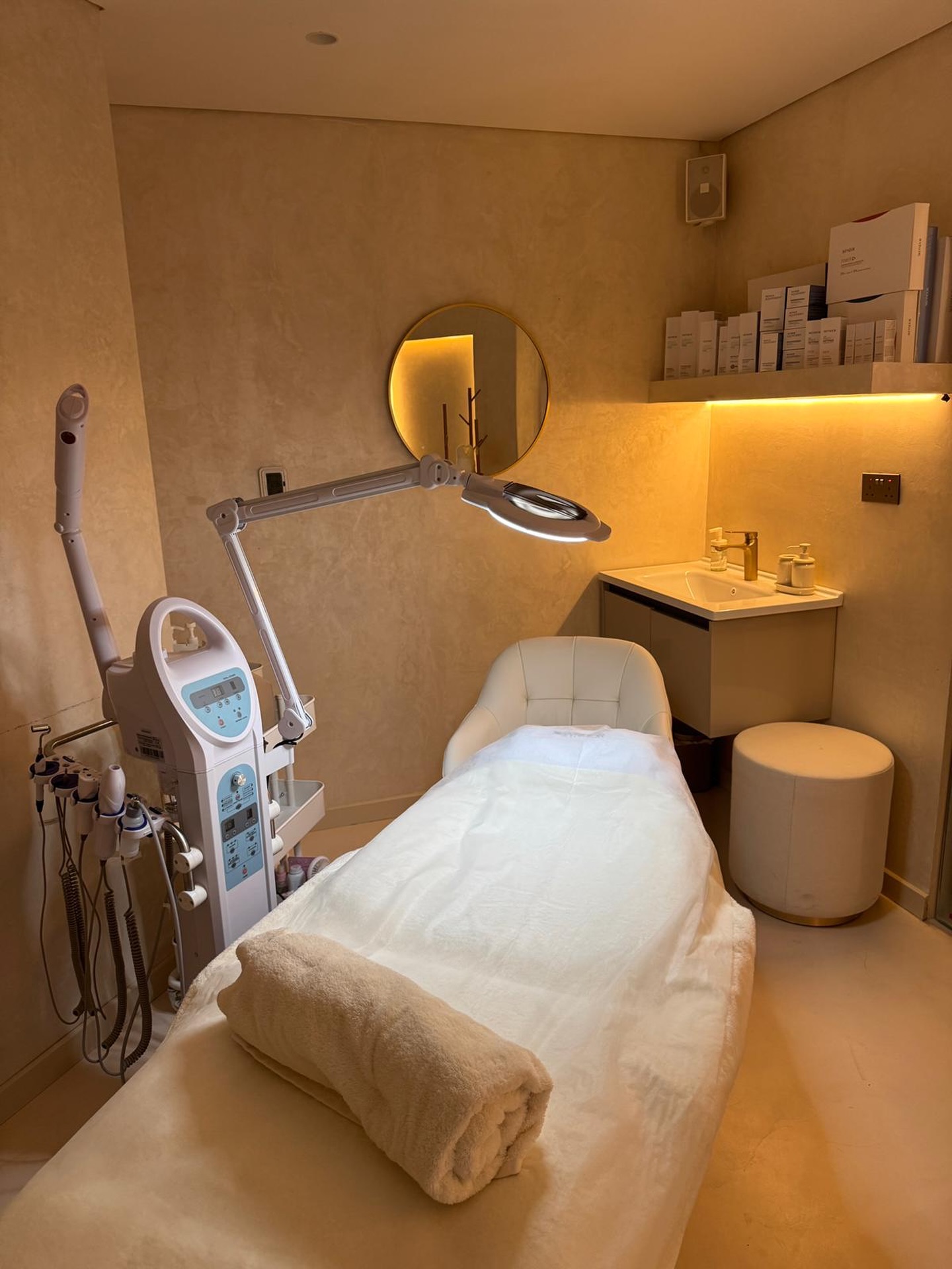 Escape the stress of the day - come and relax at @golden_glow_dubai
๐Downtown Dubai or we come to you with our home service team
๐ฒ DM or WhatsApp +971 50 8818 287
#goldenglow #dubai #beautysalondubai #kbeautydubai