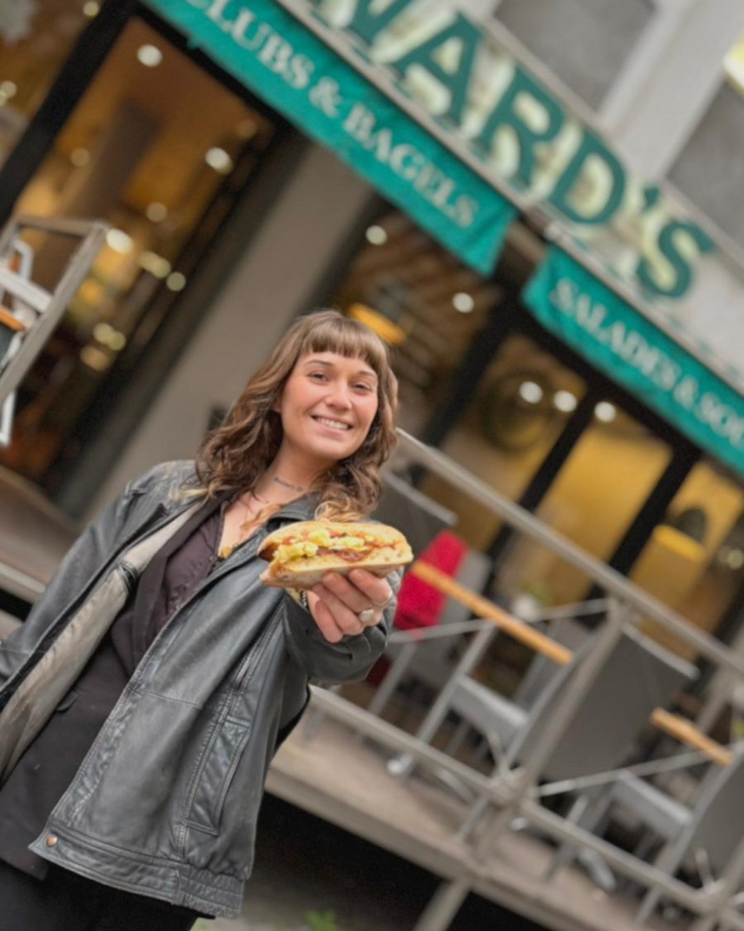 🥪 Impossible de passer à côté d’Edward’s.
Si tu aimes les sandwichs urban food, alors Edward’s est tout simplement la référence.
Des recettes gourmandes, généreuses, pleines de caractère, pensées pour ceux qui veulent manger vite mais bien 😍
Ici, on mise sur le goût, la qualité et l’efficacité, que ce soit pour une pause déjeuner express ou un vrai moment de plaisir entre deux rendez-vous.
📍 Sur place ou à emporter
Passer chez Edward’s, ce n’est pas une option. C’est un réflexe.