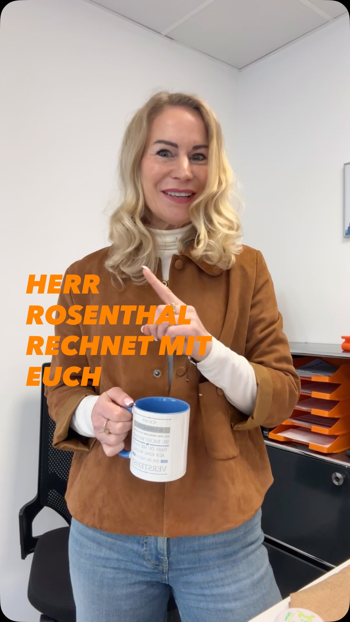 Falls sich jemand von euch gefragt hat, ob mit dem Abschied von Frau Bauer jetzt auch die Buchhaltung in Rente geht … leider nein. 😉
Den Staffelstab übernimmt Herr Rosenthal – seit seiner Ausbildung Teil unseres Teams und bestens von Frau Bauer eingearbeitet.
Unsere Abläufe bleiben also genauso zuverlässig wie bisher.
Und ja … es würde ihm ganz sicher auffallen, wenn eine Rechnung „übersehen“ wird. 😄
Auf eine weiterhin gute Zusammenarbeit!
#Familienbetrieb #HandwerkMitHerz #TeamFöbus #Nachfolge #buchhaltung