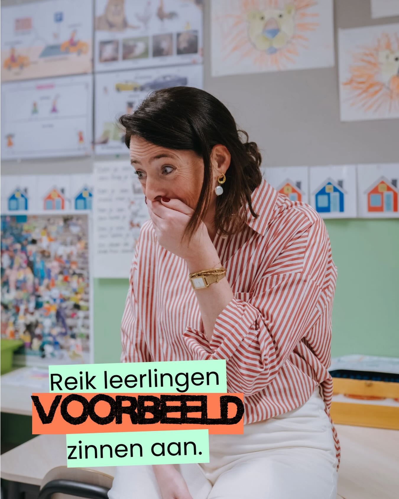 🔥 Tip van de week!
Reik je leerlingen voorbeeldzinnen aan.
Ik heb altijd hoge verwachtingen gehad van mijn leerlingen (nog steeds) en ik hoop veel onderwijsmensen met mij. In mijn dagelijkse praktijk liep ik er wel tegenaan dat niet alle leerlingen wisten wat ik van ze verwachtte of dat ze niet de tools hadden om aan die verwachtingen te voldoen.
Bijvoorbeeld op het vlak van verbale communicatie. Om leerlingen vaardiger te maken in hun interactie naar mij en medeleerlingen geef ik hen voorbeeldzinnen. Ik model de manier waarop ze met elkaar een gesprek aan gaan als reactie op een vraag van mij, de manier waarop ze hun antwoord aan mij formuleren of wat ze kunnen zeggen als ze in een conflict zitten of iets willen vragen.
Als ik van leerlingen verwacht dat ze in tweetal in gesprek gaan geef ik de zin ‘Wil jij eerst of zal ik eerst gaan?’. Als ze een spel spelen model ik ‘mag ik eerst?’. Als ik hen een vraag stel waarbij ze het antwoord formuleren in een volledige zin dan geef ik het begin van de zin cadeau. ‘Wat is de persoonsvorm in deze zin? De persoonsvorm is … ‘ Leerlingen die bij me komen klagen over een klasgenoot doen dat niet eenzijdig, ze halen hun klasgenoot erbij en ik fluister zinnen in die ze kunnen gebruiken. ‘Ik vind het niet leuk dat je mij schopte, waarom deed je dat?’. Als leerlingen reageren met een bot ‘nee!’ op een klasgenoot die iets vraagt, geef ik hen een alternatief zoals ‘nee ik kan je even niet helpen’ of ‘nee, sorry, ik weet het niet.’ ‘Geef me die gum’ wordt ‘Mag ik jouw gum?’. Ik nodig ze uit de zin te herhalen.
Het voelt wellicht kunstmatig, maar je merkt na verloop van tijd dat leerlingen de voorbeeldzinnen overnemen, ze aanpassen naar gelang de situatie iets anders van hen verwacht en dat het steeds meer gewoon is om in volledige zinnen met elkaar interactie aan te gaan.
Antwoord geven, in gesprek gaan en zijn met elkaar, samenwerken, overleggen; het zijn allemaal vaardigheden waarbij we soms uitgaan van een bepaalde vanzelfsprekendheid. Die er lang niet voor alle leerlingen is. Lesgeven gaat niet alleen over de cognitieve vaardigheden, we kunnen kinderen op communicatief vlak ook zoveel meegeven!
