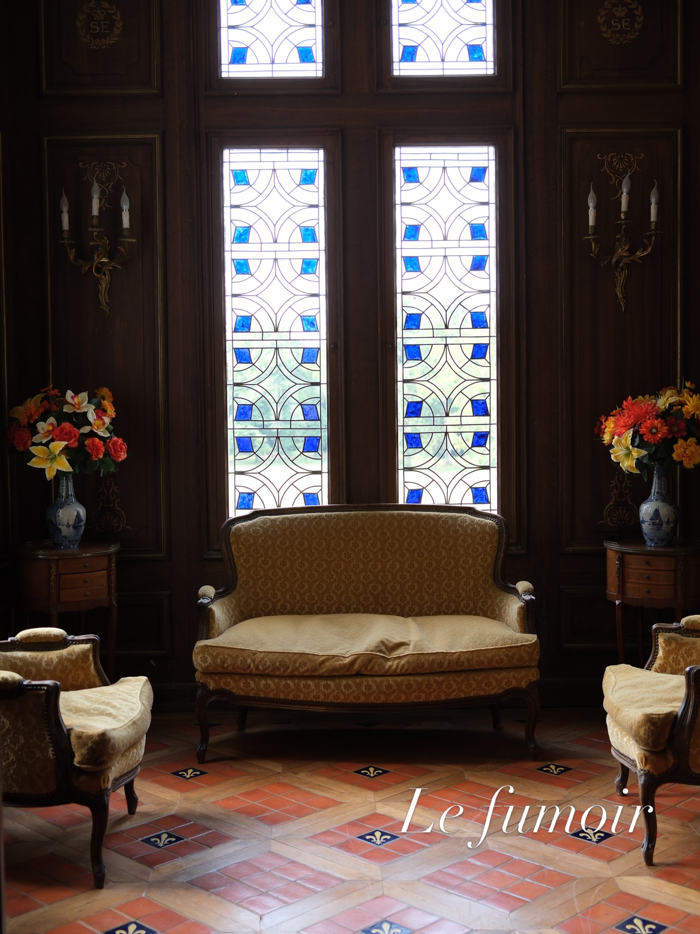 Il ne restait rien…
Juste un parquet en sapin posé à même la terre battue 🪵
Très probablement installé par les colonies de vacances au XXe siècle.
Aujourd’hui, voici le fumoir ✨
Nous avons tout repris depuis le sol.
Décaissé. Coulé une dalle.
Puis imaginé un sol comme s’il avait toujours été là :
un panachage de parquet en chêne massif et de terres cuites anciennes 🤎
Les carreaux, au format XVIIe siècle (10x10, 20 mm d’épaisseur), sont des carreaux patrimoine posés à la chaux, fabriqués par Gillaizeau en Vendée 🇫🇷
Les fleurs de lys en terre cuite vernissée ? Retrouvées dans les décombres d’une cheminée qui avait été volée… Leur époque reste un mystère 🔎✨
Les murs étaient entièrement nus.
Nous avons recréé les boiseries 🪚
Imaginé un plafond avec corniche 🤍
Refait les fenêtres.
Intégré l’électricité aux normes… mais invisible, pour ne rien trahir du décor 💡
Et si vous regardez bien, en fausse marqueterie, l’un des monogrammes de la famille se cache sur les murs 👑
Le mobilier est de style Louis XV :
courbes, douceur, élégance feutrée 🕯️
À l’époque, le fumoir était un espace exclusivement masculin.
Après les dîners, les hommes s’y retiraient pour fumer le cigare, parler politique, affaires, voyages…
Un lieu plus intime. Plus confidentiel.
Un endroit où se prenaient parfois de grandes décisions 🤫
Alors… vous vous y installeriez pour un cigare ou pour un livre ? 📖✨
#renovation #chateau #avantapres #renovationproject