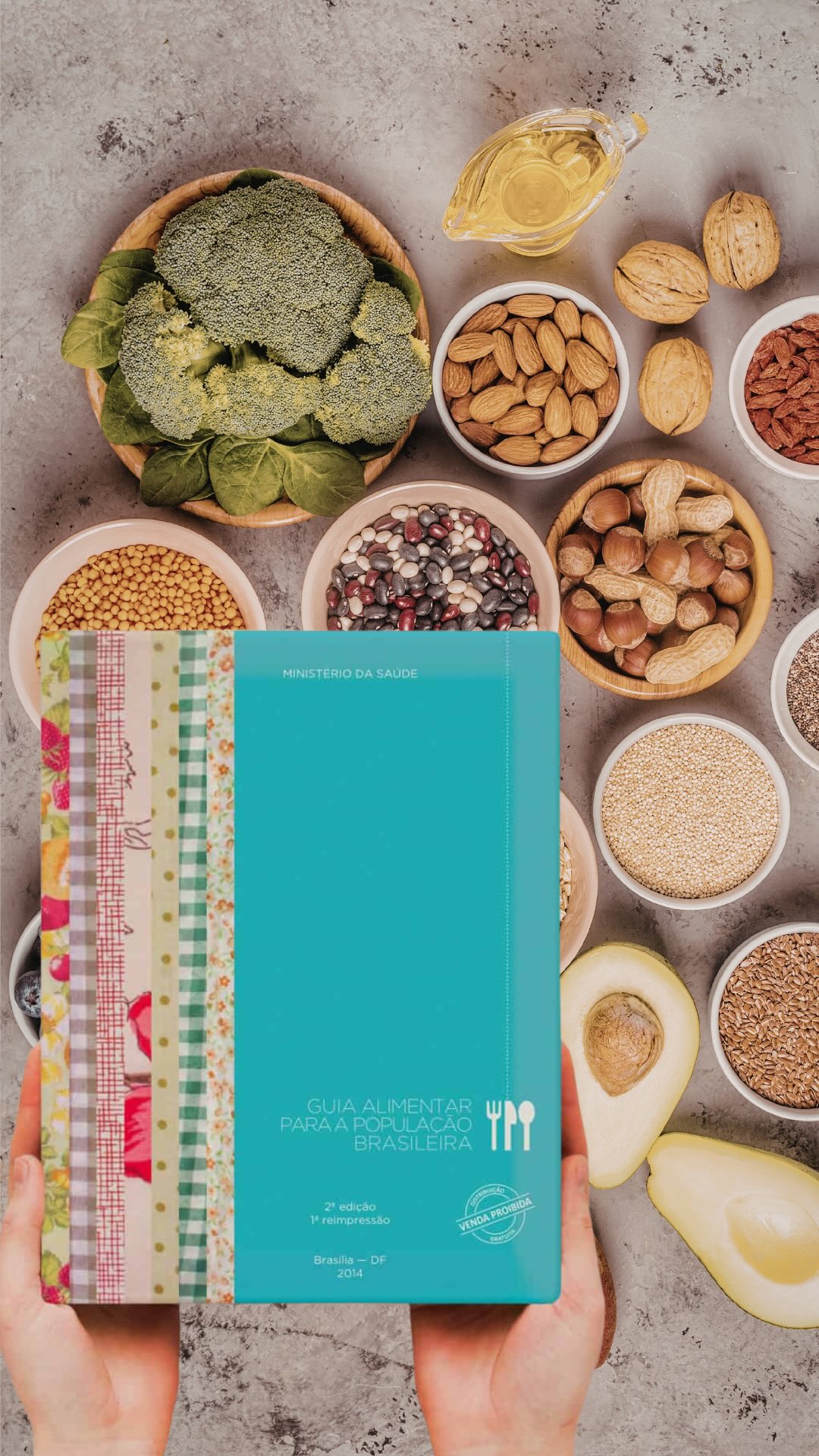 Quinto episódio da série sobre o Guia Alimentar para a População Brasileira 🍽️
Depois de falar da classificação dos alimentos e da redução dos ultraprocessados, vem a pergunta clássica:
“mas o que eu vou comer então?”
O próprio Guia responde lembrando da enorme variedade de comida de verdade que faz parte do nosso dia a dia:
🫘 Feijões e outras leguminosas (lentilha, grão-de-bico, ervilha…)
🌾 Cereais e suas farinhas (arroz, milho, trigo, aveia…)
🥔 Raízes e tubérculos (mandioca, batata, batata-doce, mandioquinha…)
🥦 Legumes e verduras de todos os tipos e preparos
🍎 Frutas - frescas, variadas e abundantes
🌰 Castanhas e nozes
🥛 Leites e queijos
🍗 Carnes e ovos (com atenção ao consumo de carne vermelha)
E ainda: temperos naturais, preparo caseiro e equilíbrio no uso de sal e gorduras.
Ou seja… comida de verdade não falta.
O Guia só reorganiza prioridades.
👉 Continua a série por aqui — já segue pra não perder os próximos episódios.
#guiaalimentar #alimentacao #alimentacaosaudavel