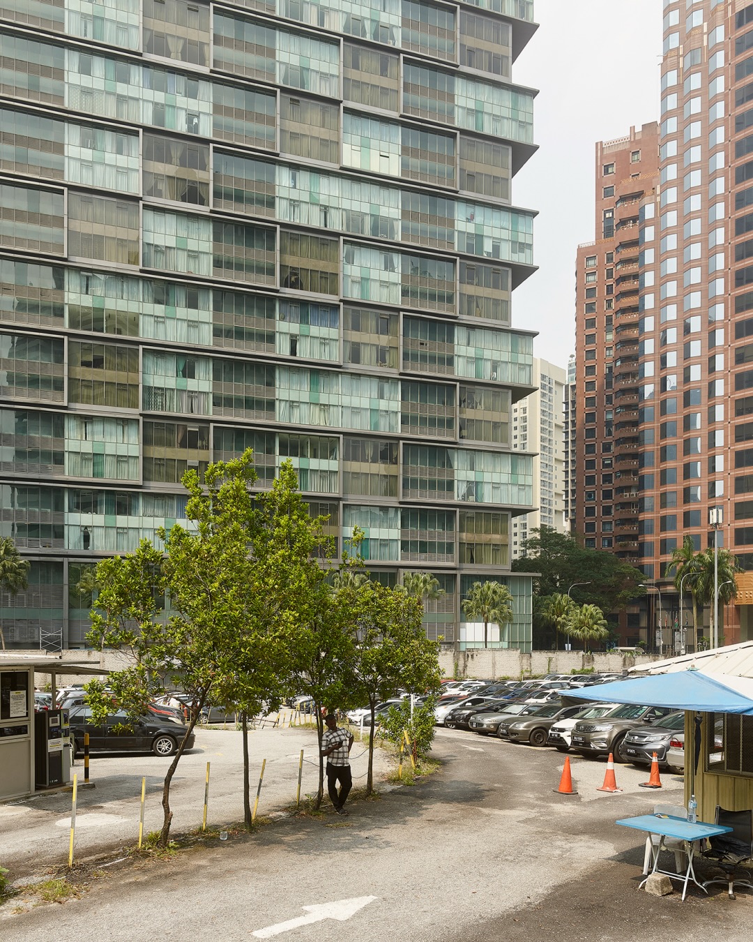 The View Out of My Window
Seoul, Busan, Tokyo, Taipei, Guangzhou, Shenzhen, Hong Kong, Bangkok, Kuala Lumpur, Singapore
Since 2015, Swiss photographer Goran Potkonjak has visited ten major Asian cities: Bangkok, Busan, Guangzhou, Hong Kong, Kuala Lumpur, Seoul, Shenzhen, Singapore, Taipei, and Tokyo. His large-scale art project documents these megacities and their architecture through images taken from two different viewpoints: from the upper floors of high-rise buildings and at street level. The result is a multilayered, precise view of each of these vibrant metropolises.
The View Out of My Window brings together 215 photographs from this artistic research—around 20 views of each city. The book thus reveals the essence of our urban present in a fascinating way: such vast cities thrive on their contradictions, in which inexhaustible energy often alternates with surprising calmness. Goran Potkonjak’s images impressively illustrate this balance.
***
By Goran Potkonjak
@goranpotkonjak68
With an essay by Matthias Fischer
Book design by Bonbon, Zurich
@bonbon_zurich
Printed by Graphicom, Vicenza
@graphicom_printing
#goranpotkonjak #asianmegacities #architecturalphotography #scheideggerspiess internationallyavailable