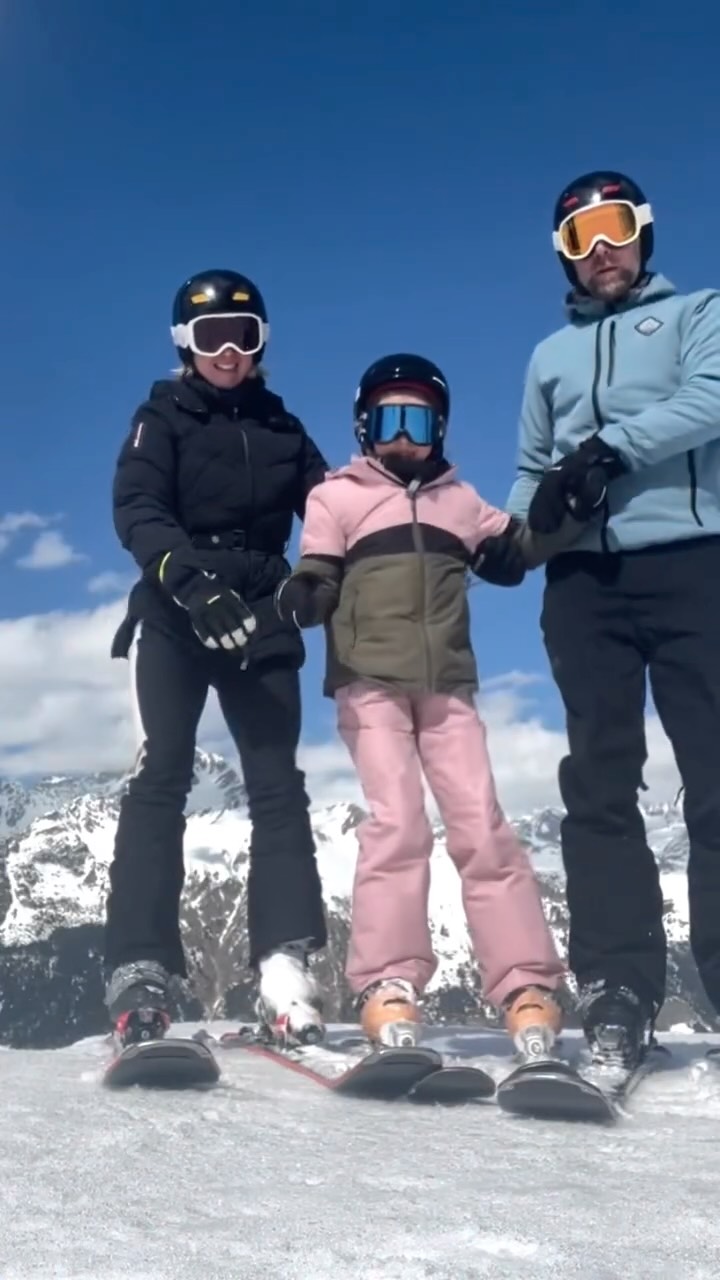 Une parenthèse magique à la montagne avec ma petite tribu, de l’air pur et beaucoup de glisse. Les batteries sont rechargées à 200 % !
Ce séjour m’a rappelé à quel point se sentir forte et en forme est précieux. Je rentre plus motivée que jamais pour accompagner mes coachées vers leurs objectifs. On reprend les bonnes habitudes ensemble dès maintenant !