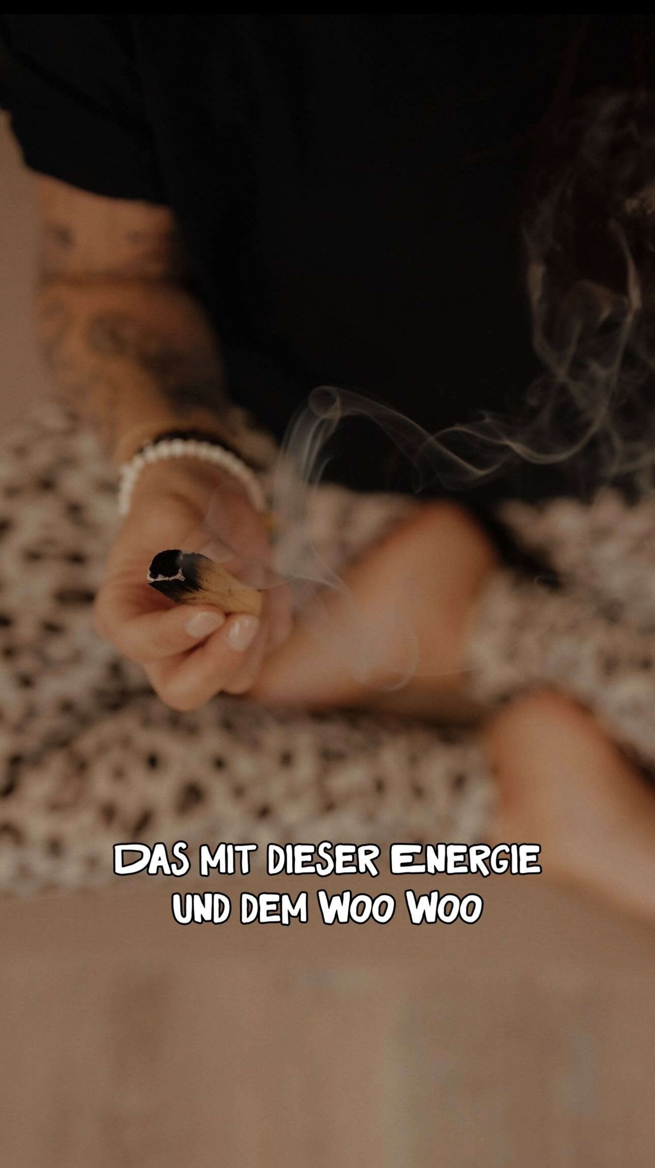 Okay. Dann lass uns kurz nüchtern bleiben.
Energie ist kein Esoterik-Kram. Sie ist wissenschaftlich real.
Dein Körper besteht aus Atomen – elektrisch geladen.
Jeder Gedanke erzeugt neuronale Aktivität.
Jede Emotion verändert biochemische Prozesse.
Dein Herz arbeitet mit elektrischen Impulsen.
Dein Gehirn sendet messbare Ströme.
Muskeln kontrahieren.
Alles basiert auf Energiefluss und Ladungswechseln.
Das ist keine Spiritualität – das ist Neurobiologie.
Neuroplastizität bedeutet: Dein Gehirn verändert sich durch das, was du denkst, fühlst und erlebst.
Stimmungen übertragen sich. Nervensysteme reagieren aufeinander.
Spiegelneuronen sorgen dafür, dass wir Stress, Freude oder Anspannung anderer Menschen mitfühlen.
Selbst einfache soziale Signale, wie Lächeln oder Körpersprache, wirken über Spiegelneuronen direkt auf unser System.
Wenn du also einen Raum betrittst und sofort merkst:
„Hier fühlt sich etwas schwer an.“
Oder: „Wow, das ist leicht hier.“
Dann ist das kein Hokuspokus.
Das ist dein Nervensystem, das Informationen verarbeitet.
All das ist biologisch erklärbar.
Nicht spirituell.
Deshalb lohnt es sich, bewusst mit deiner Energie umzugehen. Du kannst sie nicht sehen – aber du spürst sie. Und genau dieses Spüren ist Teil deiner Kraft.💛
@denise.madeleine.mueller
@yoga.natur.vegan - Dein Studio