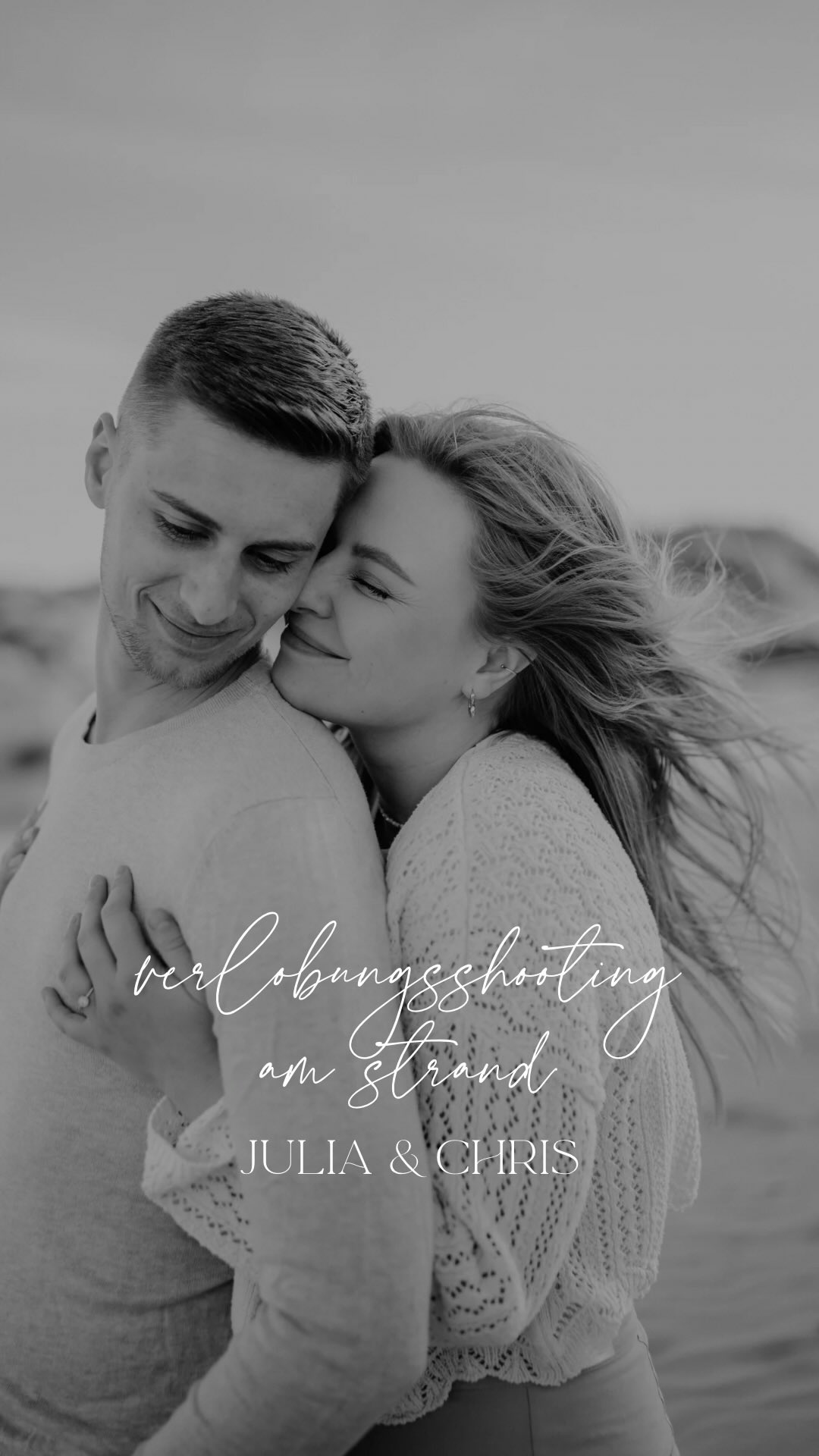 Wie fühlt sich eigentlich ein Shooting an zwischen Strand und Meer?
Ich denke, wir werden alle noch das ein oder andere Sandkorn in unseren Taschen finden, aber das war es auch einfach Wert. Trotz der kalten Windböen war die Stimmung bis zum Ende einfach super schön und entspannt und wir wurden mit traumhaftem Abendlicht belohnt.
Danke dir für die gemeinsame Zeit und den Austausch liebe Johanna @softgoldenpictures und die weite Anreise @_staubkind 🫶🏼
Wer von euch hätte auch gern mal ein Shooting am Meer?☺️
#rømø #strandshooting #fotografindänemark #coupleshoot #rømøliebe