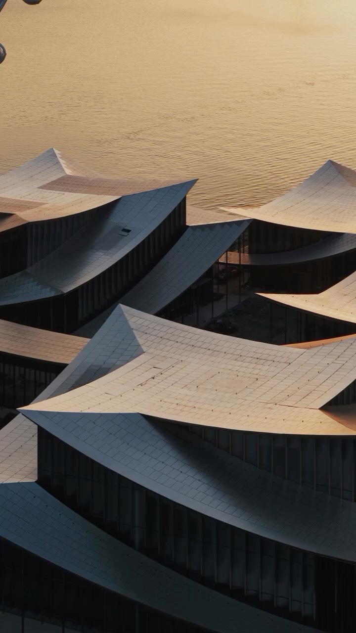 Les musées et nouveaux espaces culturels les plus attendus de 2026
Ces projets figurent parmi les ouvertures culturelles les plus importantes de 2026. Chacun témoigne d’une approche architecturale affirmée, où les solutions d’ingénierie, le travail des matériaux et la narration spatiale façonnent de nouveaux lieux culturels emblématiques à l’échelle mondiale.
— Guggenheim Abu Dhabi
Architecte : Frank Gehry
— New Museum, New York
Architectes : OMA (Rem Koolhaas, Shohei Shigematsu)
— MoN Takanawa, Tokyo
Architectes : Kengo Kuma & Associates
— Suzhou Museum — nouvelle extension
Architecte : I. M. Pei
— V&A East Museum, Londres
Architectes : O’Donnell + Tuomey
— Muzej Lah
Architectes : David Chipperfield Architects
— Lucas Museum of Narrative Art
Architectes : MAD Architects (Ma Yansong)
Pour GARON, ces musées ne sont pas de simples espaces d’exposition, mais de véritables manifestes architecturaux — où la précision constructive, l’innovation structurelle et la vision culturelle s’unissent pour définir de nouveaux standards de l’architecture contemporaine.