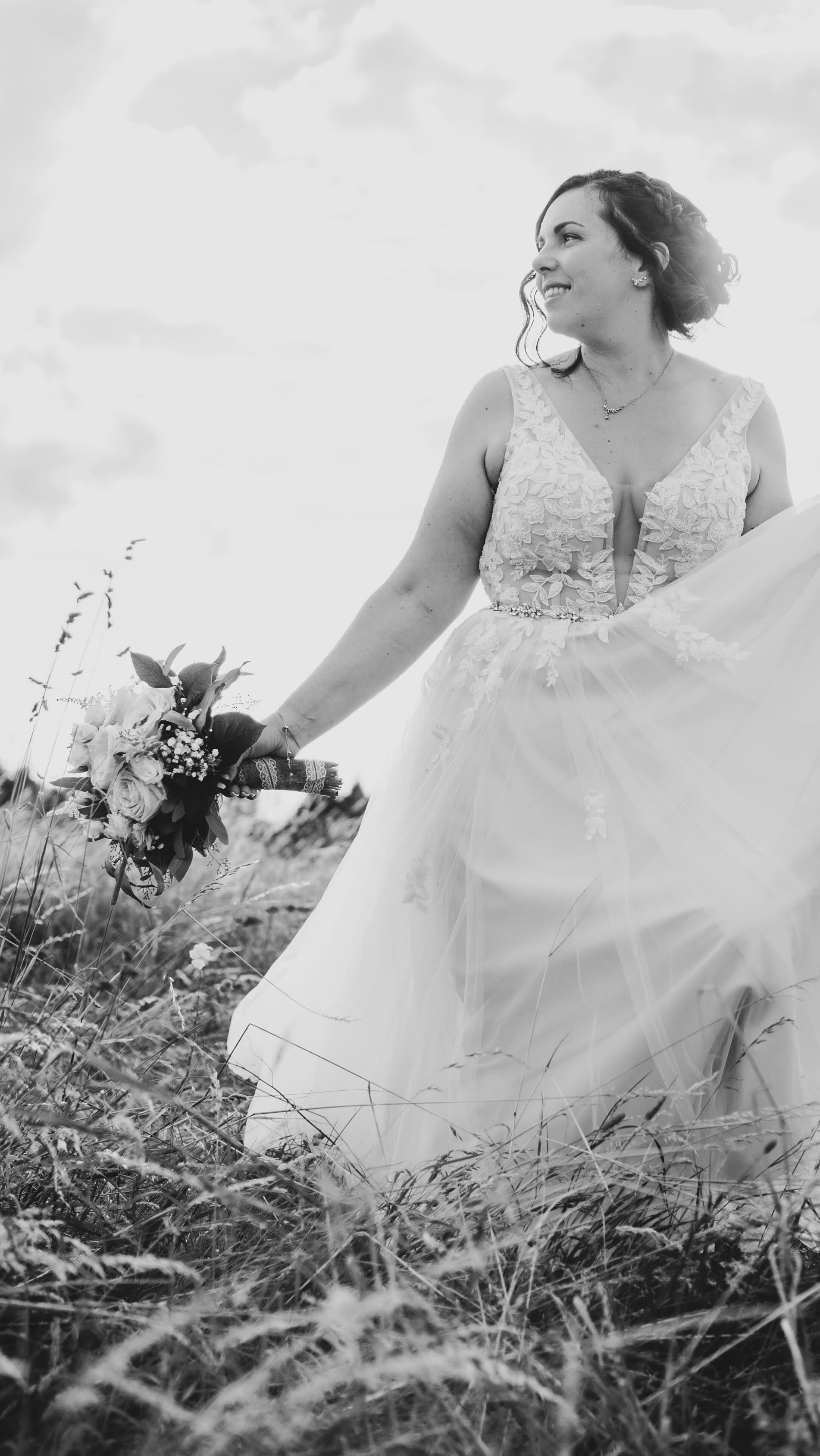 Und dann stehst du da.
Als Braut.
Nicht als Tochter.
Nicht als Freundin.
Nicht als die, die alles organisiert hat.
Sondern als Frau,
die sich entschieden hat.
Für die Liebe.
Für dieses Leben.
Für diesen Menschen.
Dieser Moment dauert nur Sekunden.
Aber er trägt so viel Bedeutung in sich.
Die Aufregung.
Das Zittern in den Händen.
Der erste Blick in den Spiegel.
Dieses „Wow… das bin ich.“
Genau das halte ich fest.
Nicht nur das Kleid.
Nicht nur die Frisur.
Sondern dich.
In deinem Übergang.
Wenn du 2026 oder 2027 heiratest und dir Bilder wünschst, die sich noch in 30 Jahren genauso anfühlen – dann schreib mir gerne 🩷
#hochzeitsfotografin #braut2026 #weddingmoments #hochzeitsliebe #rheinlandpfalzhochzeit
HOCHZEIT BRAUT LIEBE FOTOGRAFIE