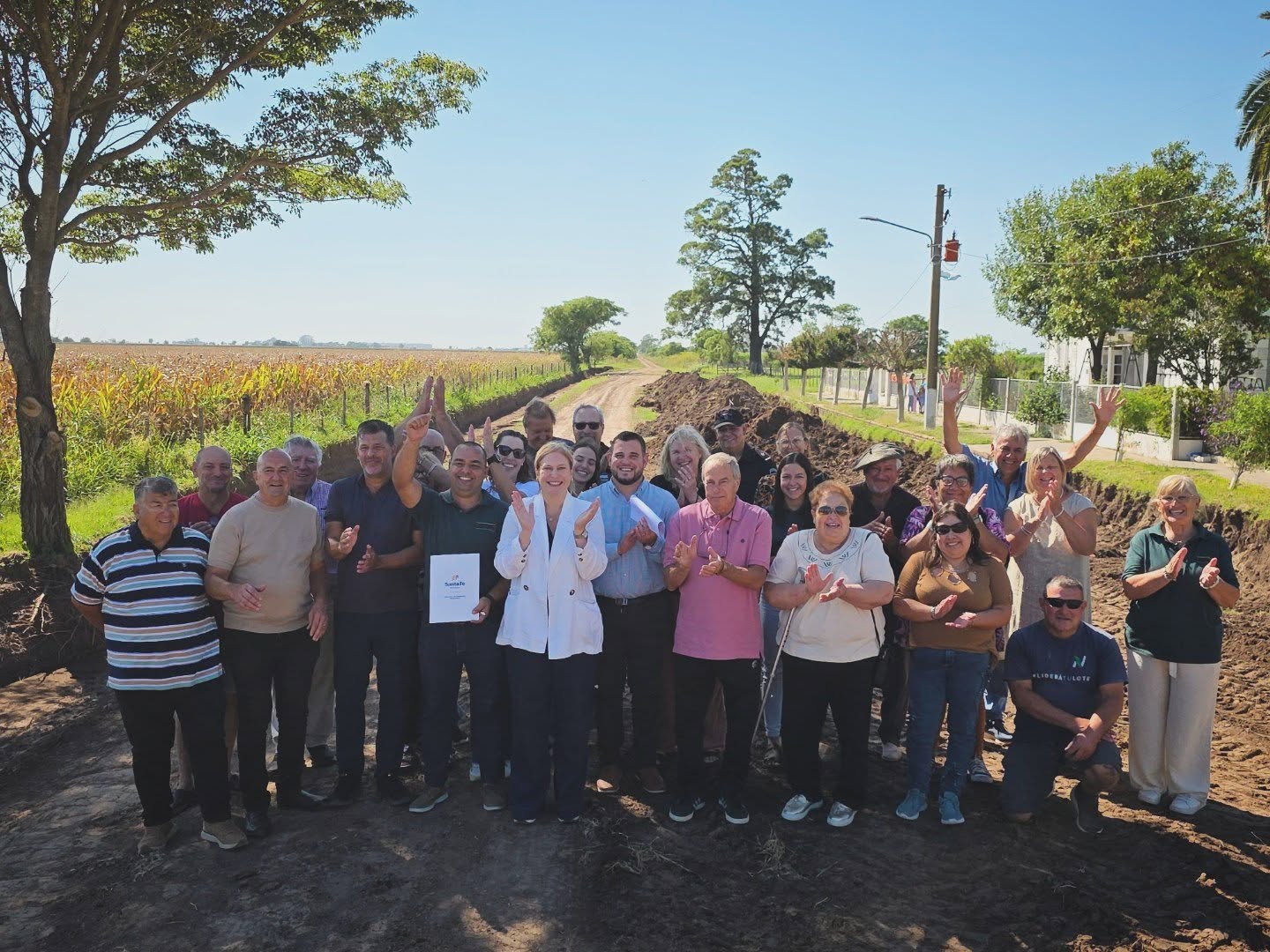 Caminos productivos para Campo Piaggio. Firmamos el convenio para que la comuna tenga el camino que necesita y las obras que se merece. Porque esto no es solo ripio: es que el pueblo no quede aislado cuando llueve, que el campo pueda sacar su producción y que las familias puedan elegir quedarse a vivir donde nacieron. Es arraigo, trabajo y desarrollo para el interior que mueve a Santa Fe.