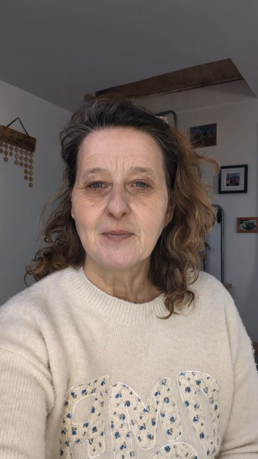 Aujourd'hui je vous explique une réactivation. Un homme vient car il n'arrive plus à faire de choix alors qu'avant ça ne lui posait aucun problème. Même un choix simple comme, qu'est ce qu'on fait ce weekend est compliqué. Il me raconte que ça a commencé depuis son burn out qui en réalité n'en était pas un.
Bref je sais que quand on arrive pas a faire de choix c'est que l'inconscient a gardé en mémoire : le dernier choix que tu as fait t'a conduit a la mort donc on n'en fait plus pour ne pas mourir.
J'ai donc cherché à comprendre pourquoi il a fait ce "burn out". Cela était dû à un changement de poste dans son travail. Il a dû travailler sur la conception d'une machine qui créera des obus. Tout de suite pour moi, ça devient clair. Je tiens ma réactivation.
Et effectivement dans sa vie antérieure, il était un soldat qui a été sur le front pendant la guerre de 14-18. Il était jeune, terrorisé et il a décidé de fuir le front et de déserter. Mais il a été fusillé. Et là on retrouve : si je fais un choix, je meurt...
Après avoir réparé cette vie d'avant, tout devrait rentrer dans l'ordre maintenant. Les angoisses vont cesser et il pourra à nouveau faire des choix 😊
Et vous est ce que vous pensez que vos angoisses ou votre burn out pourraient être lié à une vie antérieure ?
#hose #vieanterieure #reactivation #burnout #angoisses