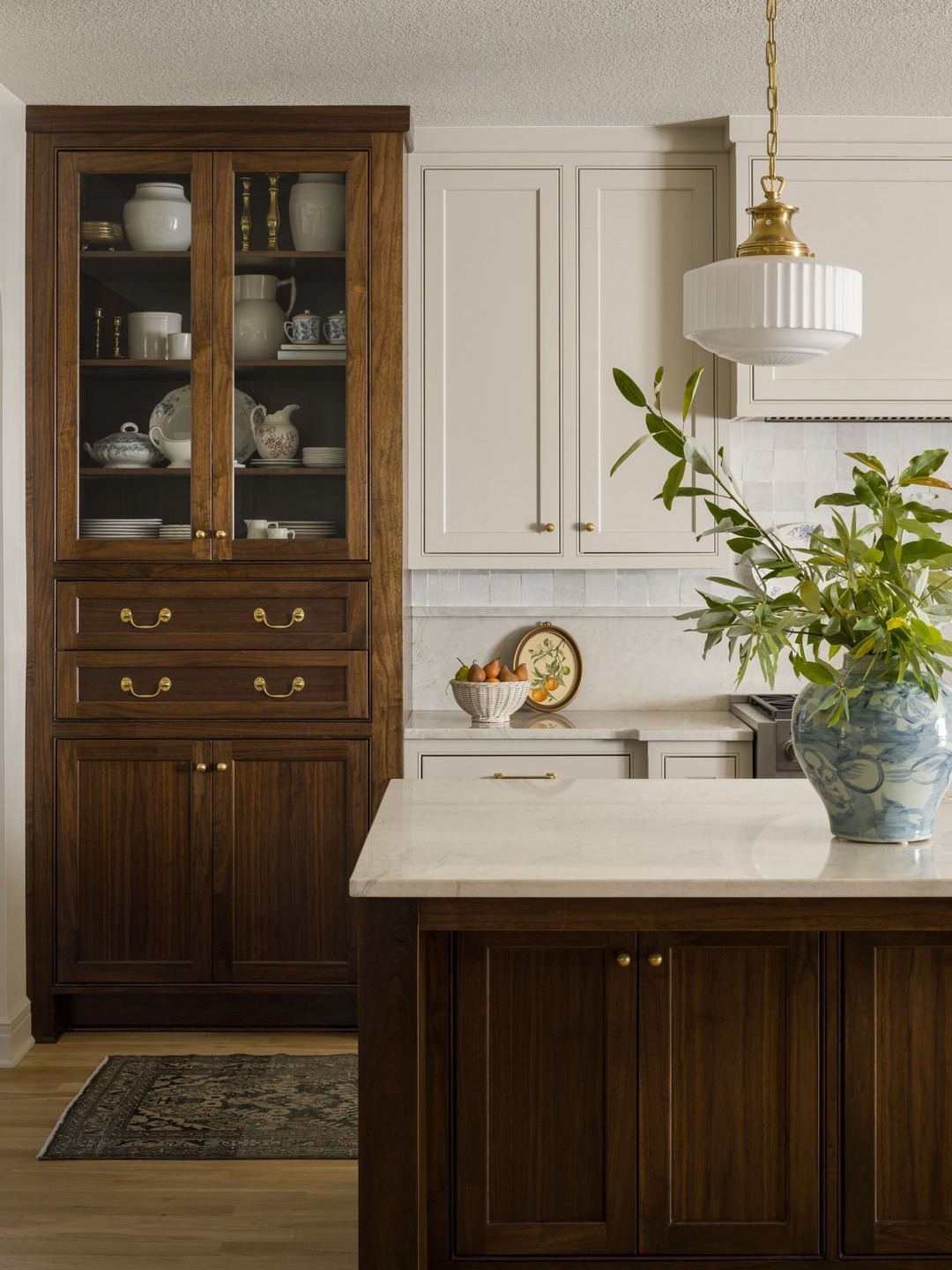 Two-toned cabinets are definitely having their moment ā and for good reason. Pairing complementary finishes instantly adds depth, contrast, and character to your kitchen without overpowering the space.
Thinking about a kitchen renovation? Message us for a free estimate. Weād love to bring your vision to life.
Images via Pinterest