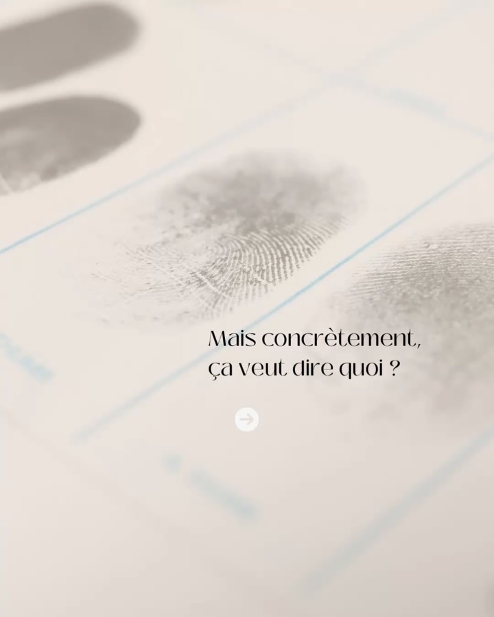 Le casier judiciaire fait souvent peur.
Parce qu’on l’imagine comme un dossier figé, définitif et impossible à “rattraper”.
En réalité, le droit pénal belge est beaucoup plus nuancé.
Le casier judiciaire est une base de données centrale tenue par le SPF Justice.
Le document que vous recevez s’appelle un extrait de casier judiciaire.
Cet extrait reprend certaines condamnations pénales devenues définitives, pas toutes.
Il peut mentionner une peine de prison, une amende ou un sursis.
Mais son contenu dépend toujours du type de condamnation et du modèle d’extrait demandé (595, 596-1, 596-2).
On parle encore parfois de “certificat de bonne vie et mœurs”.
Il s’agit de l’ancienne appellation de l’extrait de casier judiciaire.
Autre point essentiel : une condamnation n’est pas forcément visible indéfiniment.
Certaines peines de police peuvent être effacées automatiquement après un délai légal, sous conditions.
D’autres situations relèvent d’une procédure de réhabilitation, qui doit être demandée et strictement encadrée.
C’est là que beaucoup de personnes se trompent, ou prennent des décisions sur base d’informations incomplètes.
Et les conséquences peuvent être importantes, notamment sur le plan professionnel.
→ Vous vous reconnaissez dans cette situation ? Le cabinet peut vous conseiller.
#droitpenalbelge #casierjudiciaire #avocatpenaliste #justicebelge #vtavocats