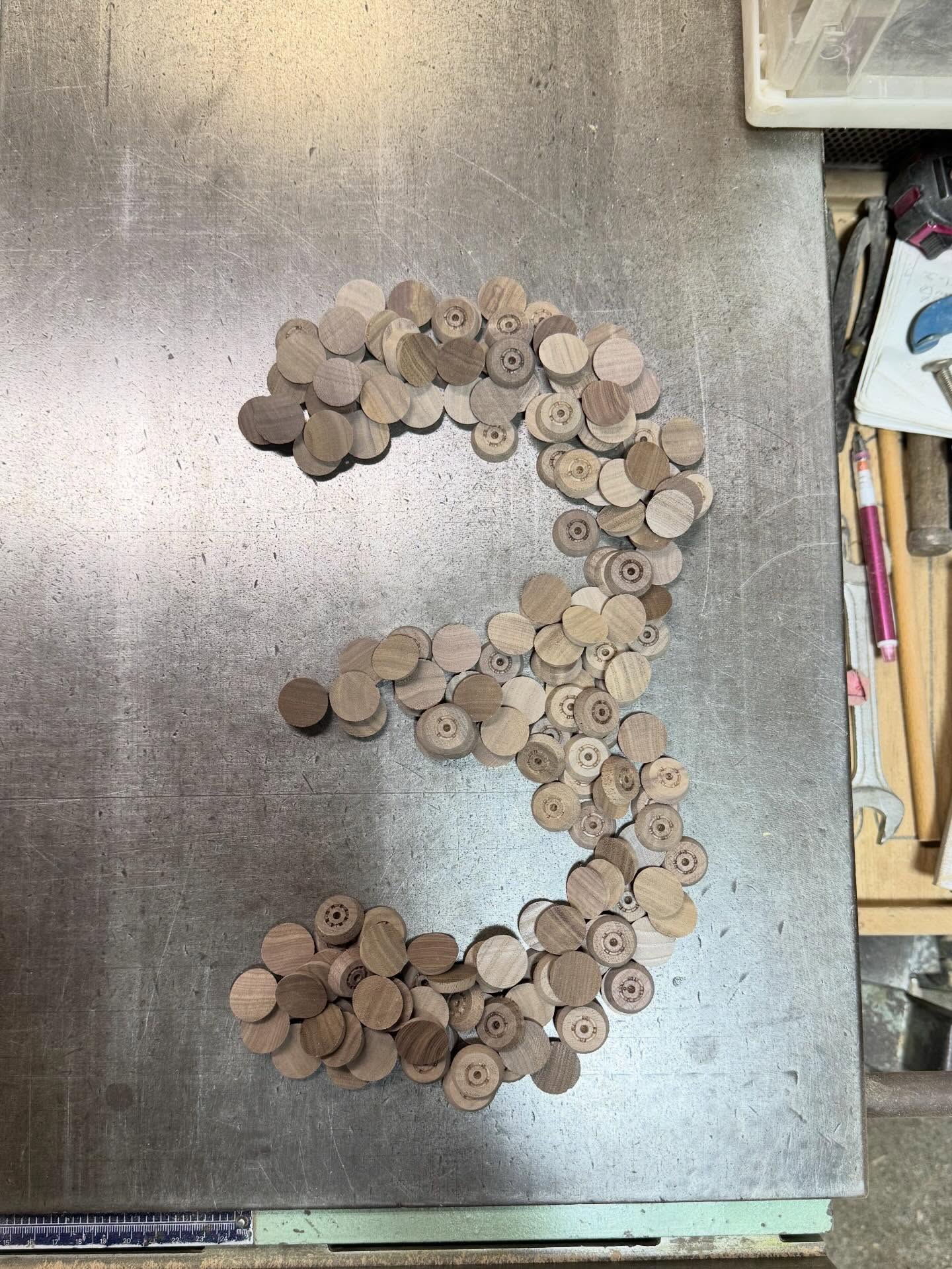 《3月》
寒さの中にも、少しずつ春の暖かい日差しが感じられるようになりました。
春が待ち遠しくもあり、花粉が暴れだす気配も感じております。
寒暖定まらぬ季節ですが…
健康第一で3月を駆け抜けましょう🌸
Even in the cold, I was able to feel the warm sunshine of spring little by little.
I can't wait for spring, and I can feel the signs that pollen is running wild.
It's a season when the temperature is not fixed...
Let's run through March with health first🌸
#渡辺木工挽物所 #挽物 #職人 #八王子 #33