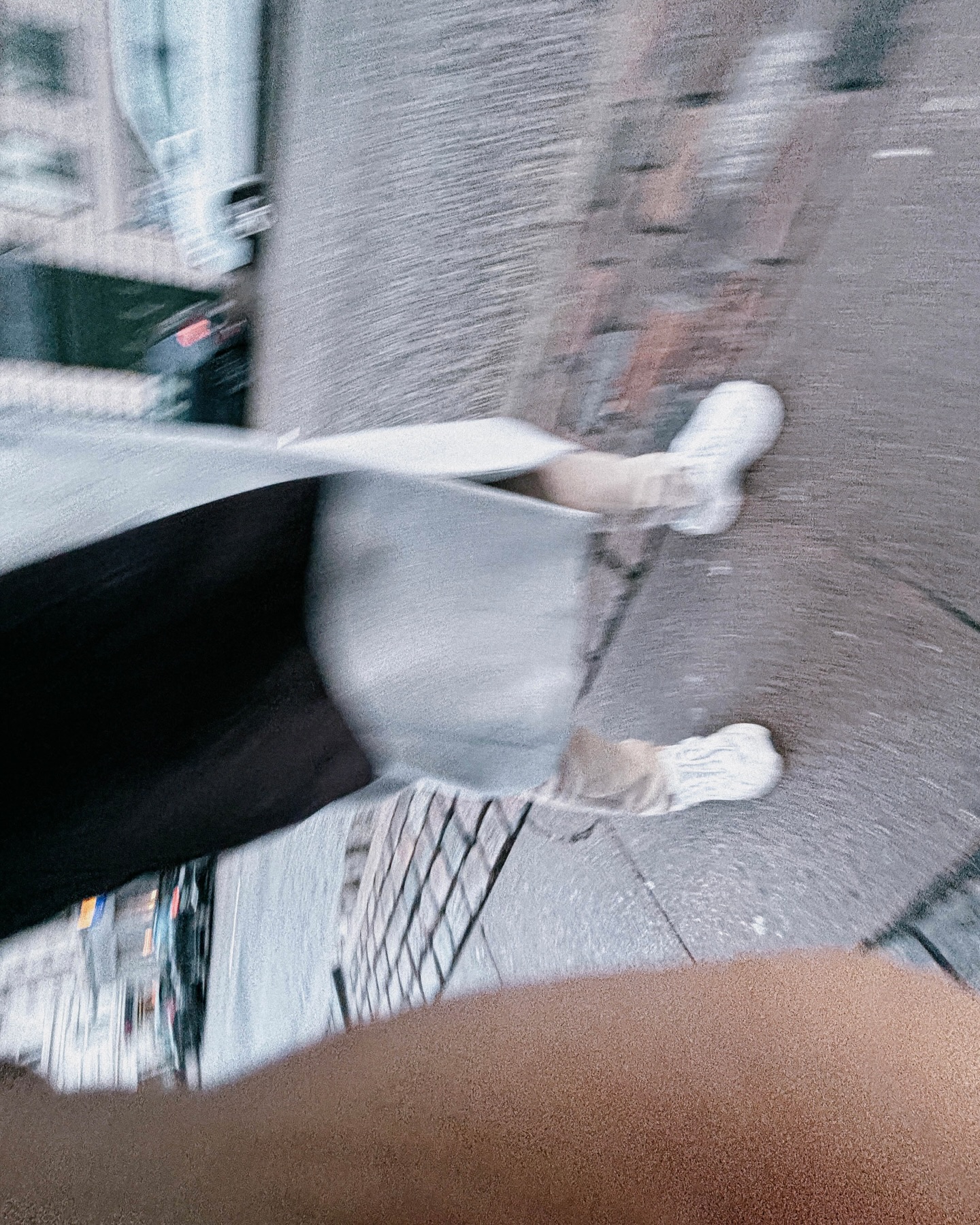 Denmark, Copenhagen 2.28–3.1 2026
@finderskeepersdk
A market as beautiful as the city of Copenhagen itself.
I’m grateful to have been part of its final days here.
It will continue one last time in another Danish city, AARHUS, on April 11–12.
As there are no plans to reopen it for the time being, I warmly recommend a visit to those of you in Denmark.
Thank you to everyone who showed interest in my work and shared thoughtful conversations during the market.
Each time I meet kind people along the path of continuing to paint what I love, I leave with renewed strength and quiet encouragement.
Now I return to the studio to focus on new works, and I look forward to sharing them with you.
You can find the spaces and other wonderful works I couldn’t fully capture at the link below.
-
코펜하겐 도시의 느낌과도 같이 예뻤던 마켓.
마지막 마켓을 함께할 수 있어 감사했습니다.
4월 11–12일, 덴마크의 또 다른 도시 AARHUS 에서도 마지막으로 한 차례 더 이어진다고 합니다.
당분간 다시 열릴 계획이 없다고 하니 덴마크에 계신 분들께 꼭 방문해 보시길 추천드립니다.
현장에서 작품에 관심 가져주시고 좋은 대화를 나눠주신 모든 분들께 감사드립니다.
제가 사랑하는 그림을 계속 그리기 위한 여정에서 만나는 따뜻한 분들 덕분에 매번 새로운 힘과 조용한 격려를 얻습니다.
저는 당분간 작업실로 돌아가 새 작품으로 또 소식 전해드리겠습니다.
사진으로 다 담지 못한 공간과 다른 멋진 작품들은 아래 주소에서 확인하실 수 있습니다.
https://finderskeepers.dk/designere/udstillere-koebenhavn-28-februar-1-marts-2026/
#따뜻한도시 #Denmark #Copenhagen #finderskeepersdk