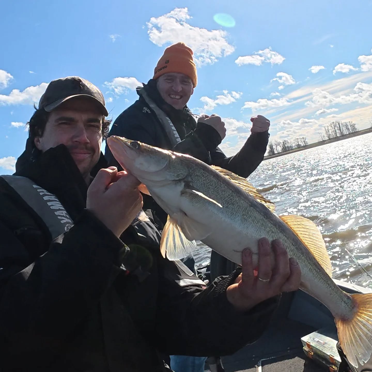 Prachtig weer deze week! ☀️
Wie er de laatste weken aan dacht om eens op snoekbaars te gaan vissen, moet nú zijn kans grijpen. De omstandigheden zijn perfect en de vissen zijn actief — dit is hét moment om het water op te gaan. 🎣
---
Wunderschönes Wetter diese Woche! ☀️
Wer in den letzten Wochen darüber nachgedacht hat, einmal auf Zander zu angeln, sollte jetzt seine Chance nutzen. Die Bedingungen sind perfekt und die Fische sind aktiv — genau der richtige Moment, um aufs Wasser zu gehen. 🎣
---
Beautiful weather this week! ☀️
If you’ve been thinking about trying zander fishing in the past few weeks, now is the moment to go for it. Conditions are perfect and the fish are active — the ideal time to get out on the water. 🎣
#yamahaprofishing #batterylabs #stcroixrods #spro #delalande