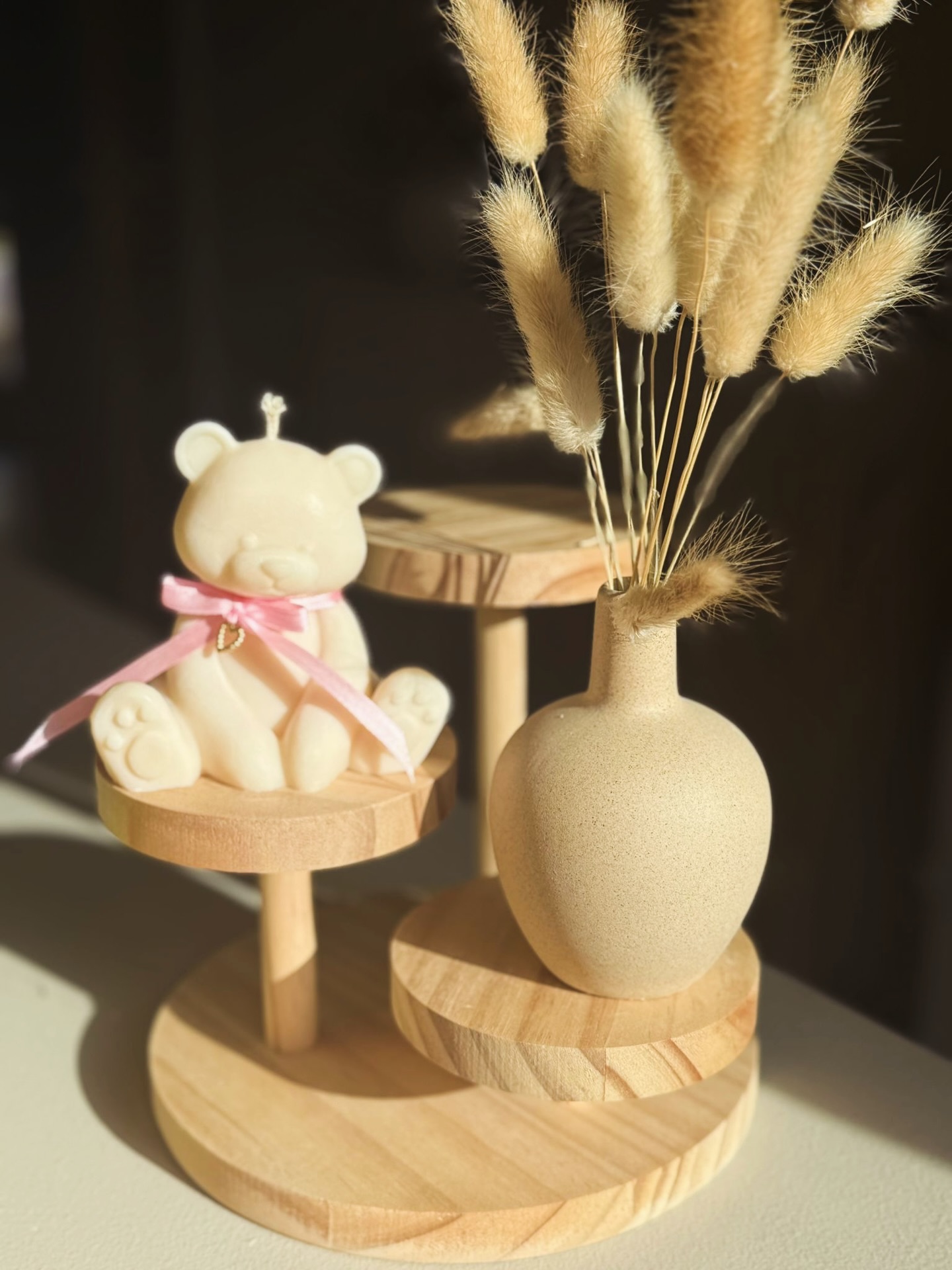 Mit oder ohne Schleife – du entscheidest. ♥️
Neu kannst du bei der Theddykerze deine Wunschfarbe der Schleife ganz einfach im Bemerkungsfeld angeben. 🎀
#laviaatelier #motivkerze #handgegossen #babygeschenk #geschenkidee