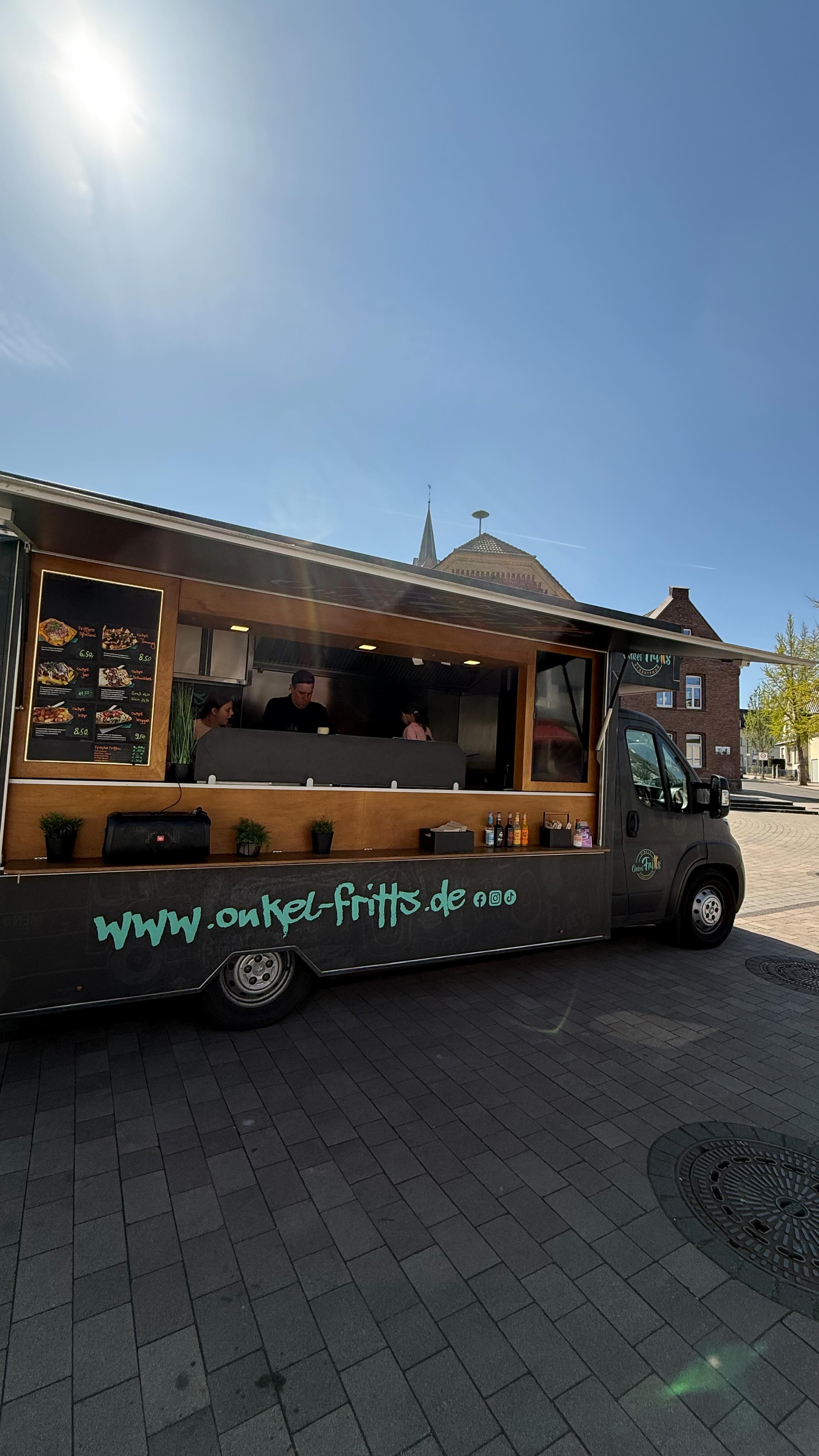 🚚🔥 Die Catering-Saison ist eröffnet! 🔥🍟
Onkel Fritts startet wieder durch – und wir sind bereit für:
🍔 Streetfood-Vibes
🍟 Fritten-Dates
🎉 Unvergessliche Events
Ob Firmenfeier, Hochzeit, Geburtstag oder Sommerfest – wir bringen den Geschmack zu euch!
📅 Termine sichern – die Saison ist schnell ausgebucht!
📩 Jetzt anfragen info@onkel-fritts.de
#CateringSaison #OnkelFritts #EventCatering #SommerEvents