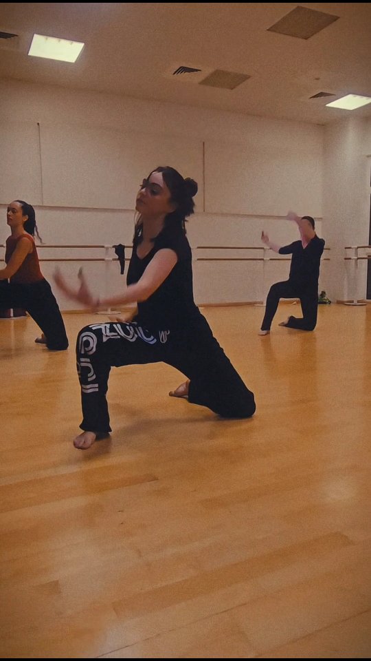 Vous voir danser sur mes chansons c'est tellement émouvant pour moi ! C'est la preuve que mes paroles vous touchent autant que ça m'a touché de les écrire, et c'est la plus belle des récompenses !
Merci à @lizoemmie de l'association @choreamesdanse pour cette choré !
Les filles, vous êtes des stars 💫