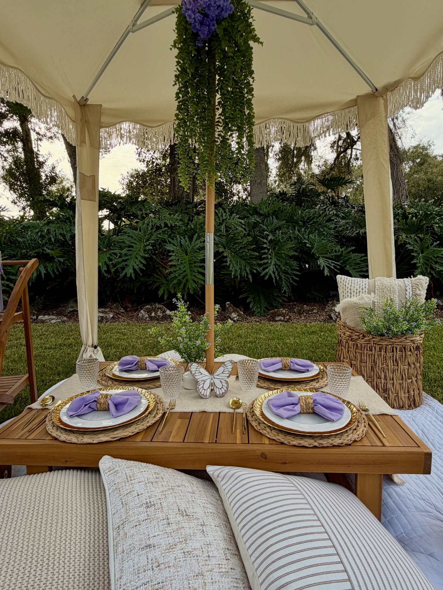 The perfect Spring time setup 🌿💜 Tag the person you’d share this table with.
.
.
.
.
.
#spring #tampapicnic #picnic #annamariaisland #picnictime