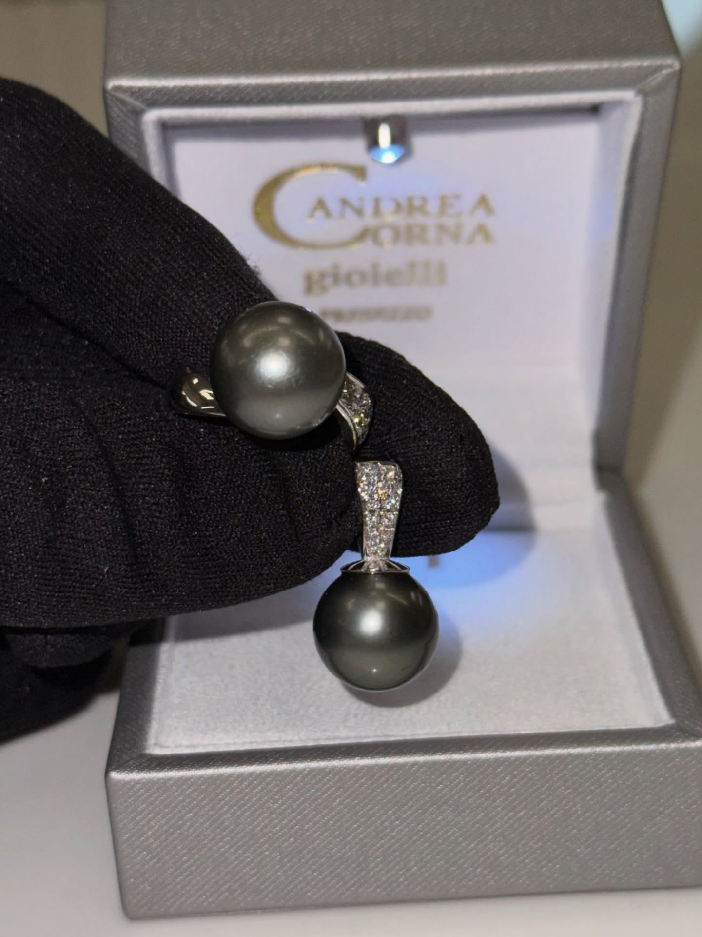 Anello e pendente in oro bianco 18k con perla Thaiti e diamanti naturali realizzati su commissione per una nostra cliente.
Queste perle derivano il loro nome dalla provenienza geografica originale, nella Polinesia Francese attorno a Thaiti e sono caratteristiche per il loro colore scuro. 🖤
Contattaci per realizzare il tuo prossimo gioiello personalizzato!
#perle #gioielli #handmade #gold