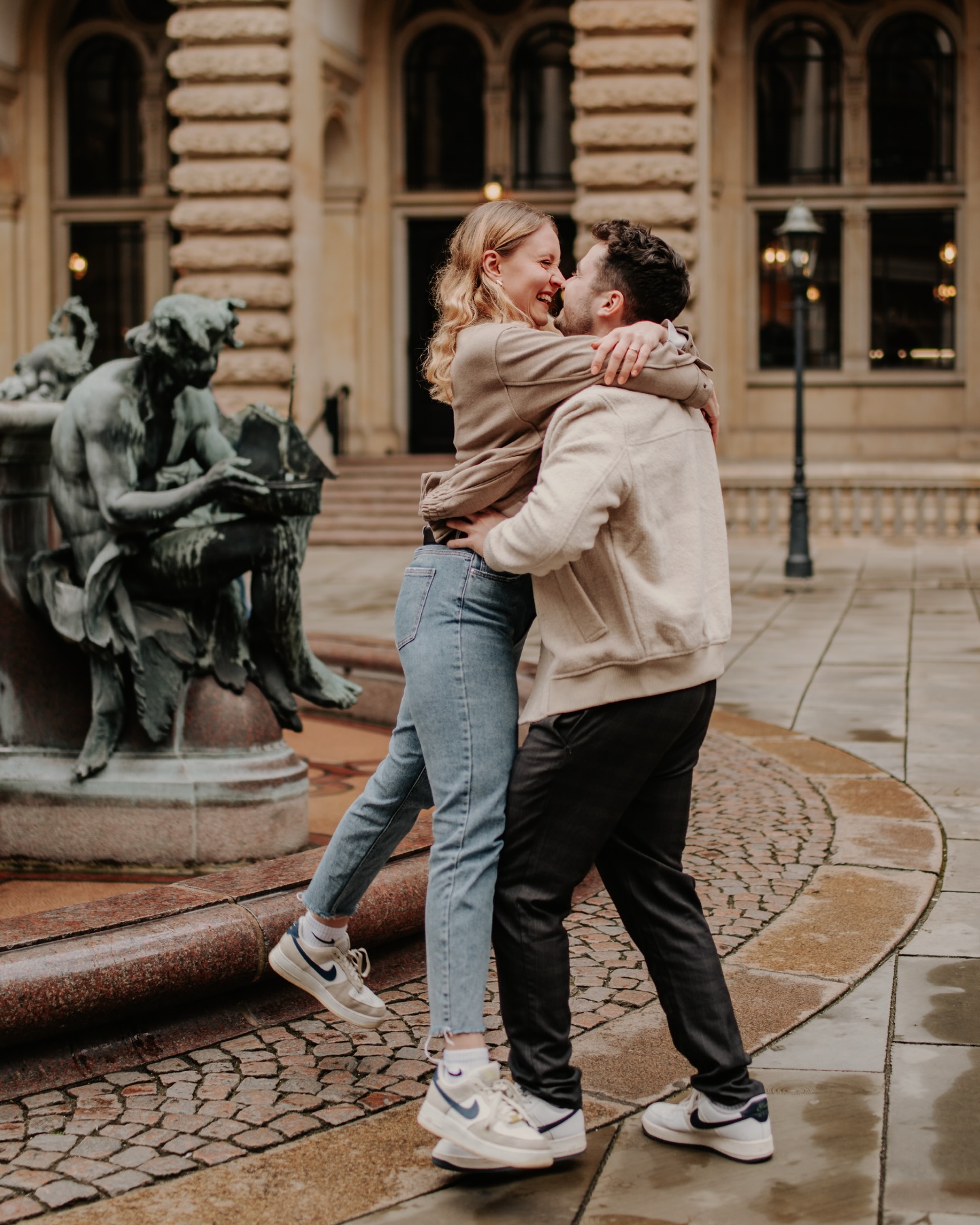 Ein Paarshooting in der Stadt muss nicht laut sein.
Zwischen Gassen, Fassaden und vorbeiziehenden Menschen entsteht etwas ganz Eigenes. Die Stadt gibt Struktur, aber Raum für Nähe.
Eure innigen Blicke.
Eine Hand, die selbstverständlich die andere sucht.
Ein Lächeln, das nur euch gehört.
Vertrautheit hängt nicht vom Ort ab. Wenn ihr euch nah seid, sieht man das überall. Auch zwischen Pflastersteinen und Häuserwänden.