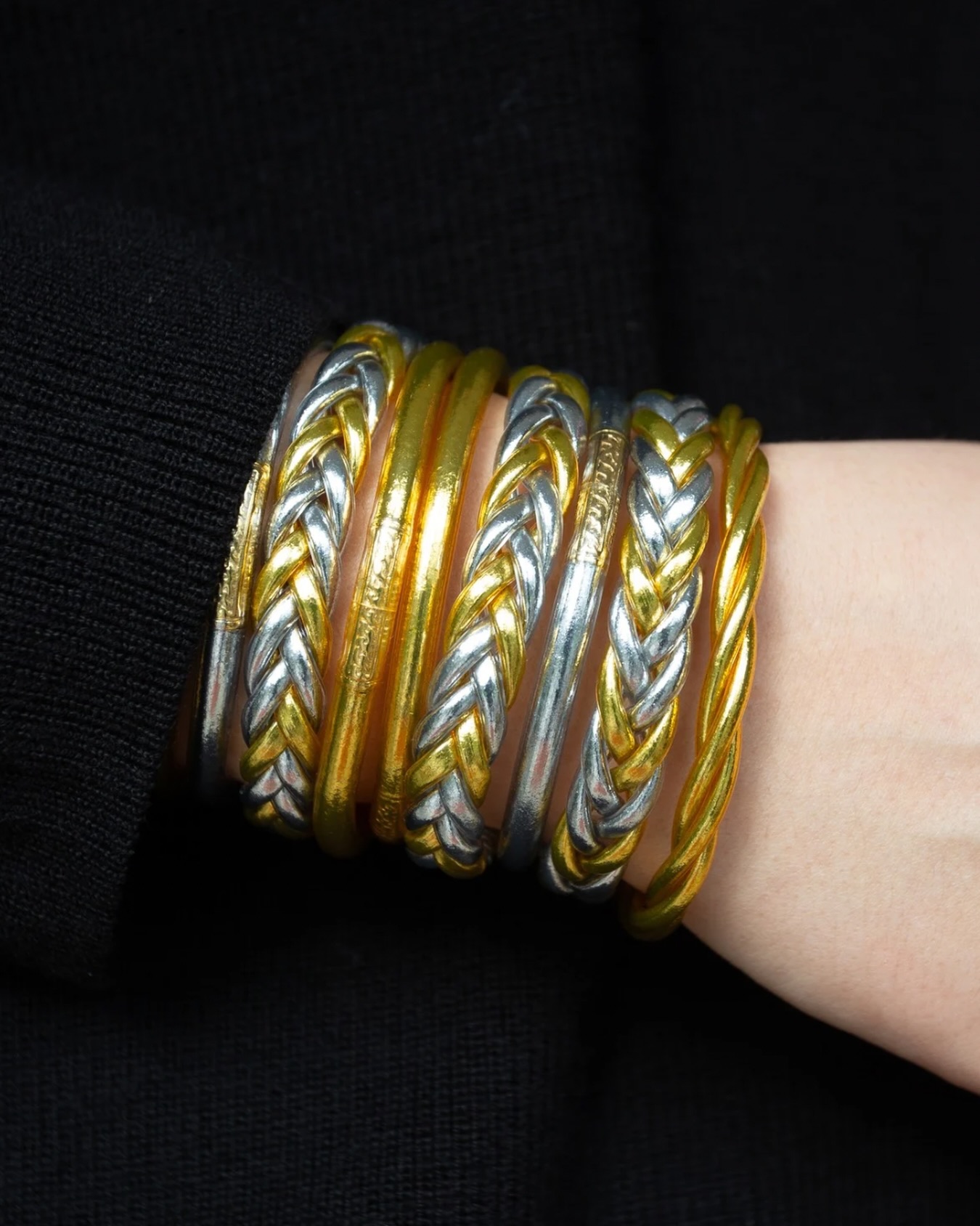 Maison Izel dévoile L’Intemporel Tresse Gold & Silver.
L’alliance subtile de l’or et de l’argent pour un équilibre délicat, et lumineux.
Un bijou raffiné pour le quotidien comme pour les occasions les plus précieuses.
#joncbouddhiste #joncbouddhistetressé #braceletsbouddhiste