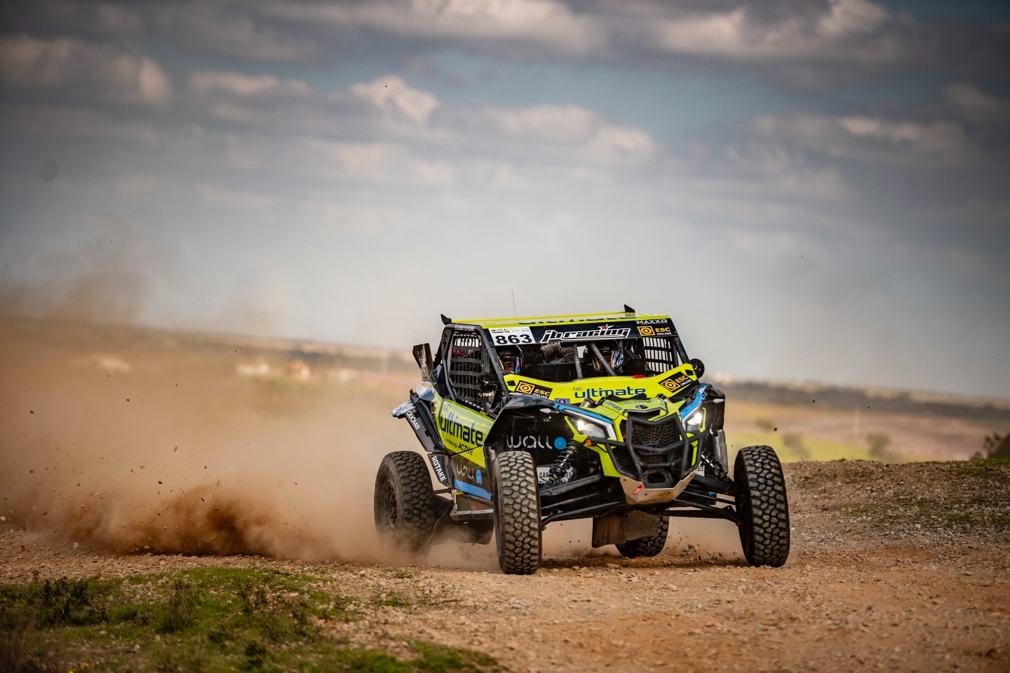 Incredible performance from the newest addition to our National Championship Bernardo & Xavier! 🔥
In their very first SSV race, they showed their true pace and what they’re capable of. The duo delivered an outstanding job throughout the weekend, finishing 7th overall, 2nd among Juniors, and 3rd in the Can-Am Challenger Trophy 🏆
Without a doubt, a name with huge potential and plenty of growth ahead! 👏
Overall Standings SSV / FMP
#863 P7 – Bernardo Passanha | Xavier Albino
🥈 Juniors
🥉 @canam_challenge
@jbracingpt @bp.portugal @fmpportugal