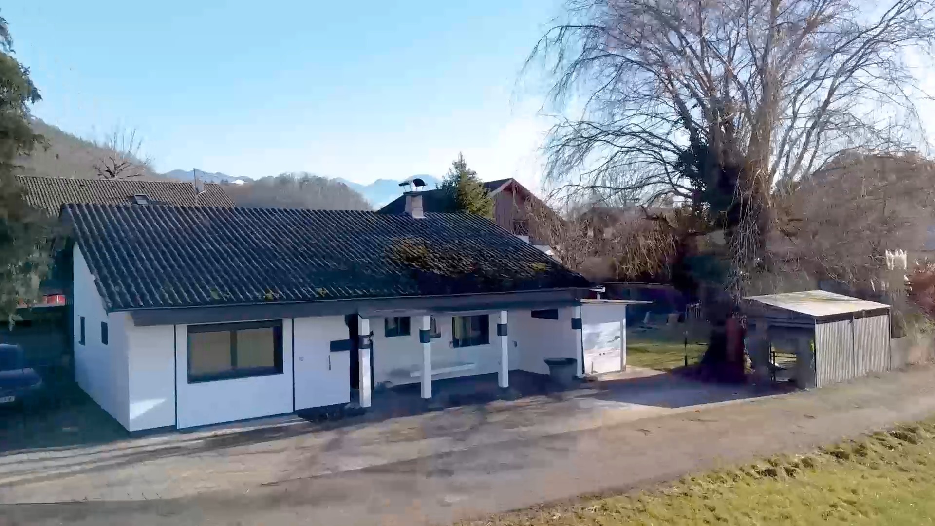 🏡 Einzigartiger Bungalow mit Charakter in Koblach zu verkaufen!
🪟 Offene, loftähnliche Architektur mit viel Potenzial
☀️ Großzügige Glasflächen für natürliches Licht und eine enge Verbindung zur Natur
🌿 Südseitiger Wintergarten als ganzjähriger Rückzugsort mit Blick ins Grüne
🌟 Kein Standard, sondern ein Haus mit Eigenart – perfekt für alle, die das Besondere lieben!
📅 Neugierig geworden? Vereinbaren Sie jetzt Ihren persönlichen Besichtigungstermin und entdecken Sie, ob dieser Bungalow zu Ihnen passt!
Nico direkt 📞+43 664 8247126 📨nico.troy@bb-immobilien.at oder 🌏https://www.bb-immobilien.at/haus-kauf/bb-25-01020
#Koblach #WohnenImGrünen #NachhaltigLeben #IndividualistenWillkommen #ImmobilienVorarlberg #Energieeffizient #HausAmWald #FreiraumFürIdeen #immobilien #realestate #hauskauf #rheintal #investment #vorarlberg #bodensee #immobilienvorarlberg #eigenheim #wohneigentum #bungalow