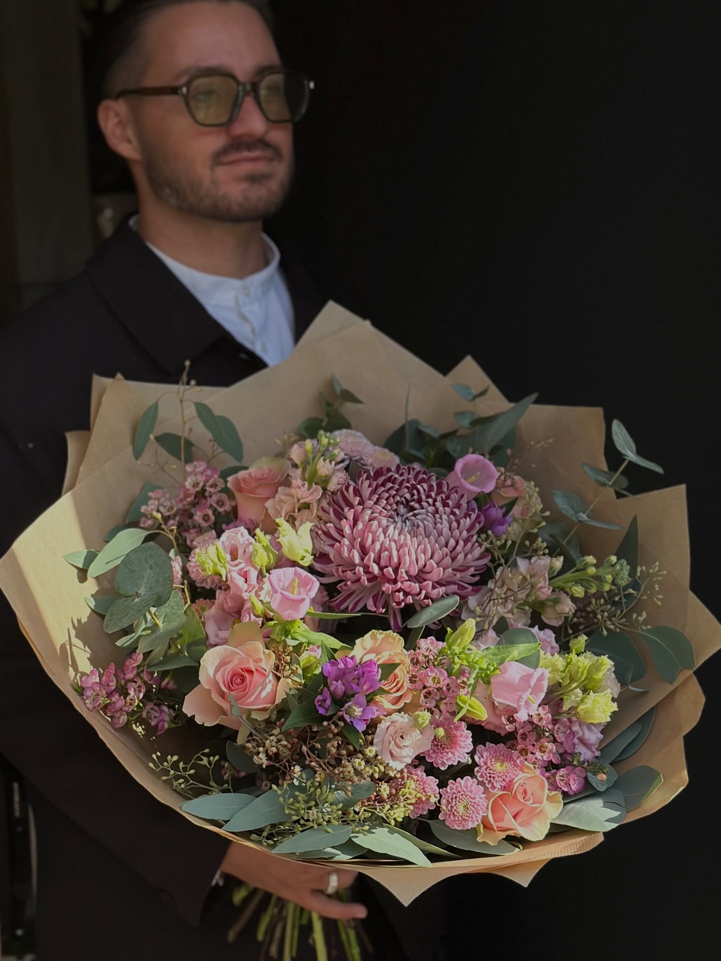 MDŽ se blíží 🌸
Řekněte „děkuji“, „vážím si tě“ nebo prostě „myslím na tebe“ kyticí, která mluví za vás.
V Mr.Bloom vážeme květiny tak, aby udělaly skutečný dojem – jemné růže, výrazné chryzantémy i sezónní detaily v dokonale sladěné kompozici. Každá kytice je originál, stejně jako žena, které ji darujete.
Objednejte včas a potěšte 8. března srdce těch, které si to zaslouží.
#mrbloom #mdž #kvetinybrno