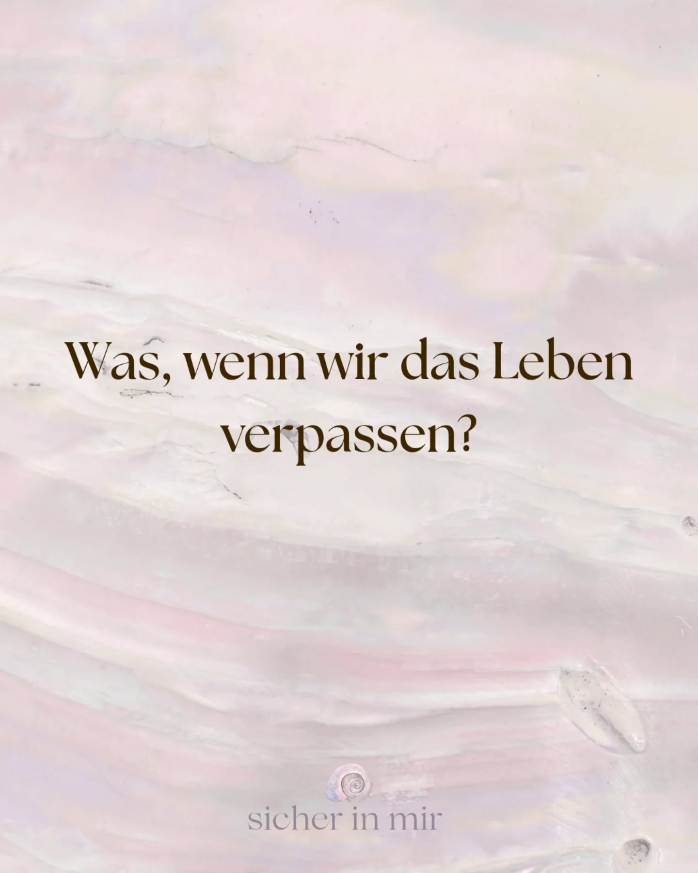 In den letzten Wochen habe ich mich gefragt, wie viel wir in unserem Leben eigentlich verpassen.
Wie sehr wir im Morgen hängen.
In der Selbstoptimierung.
In dem, was noch fehlt,
bis wir endlich losgehen können.
Unser Nervensystem will Sicherheit.
Es scannt ständig nach Gefahren, nach dem, was schiefgehen könnte.
Studien zeigen:
Nur etwa 3 % unserer Gedanken sind wirklich positiv.
Rund 24 % sind negativ.
Der Rest ist neutral – aber selten bewusst auf Freude gerichtet.
Kein Wunder also, dass wir so oft im „Was, wenn …“ hängen.
Was, wenn es nicht klappt?
Was, wenn ich scheitere?
Was, wenn ich danach noch unglücklicher bin?
Und während wir innerlich schon im Übermorgen sind,
zieht das Heute leise an uns vorbei.
Vielleicht braucht es eine andere Frage.
Nicht: Was, wenn es schiefgeht?
》Sondern: Auch wenn es schiefgeht – bin ich dann weniger wert?
Auch wenn ich Angst habe – darf ich trotzdem gehen?
Du musst nicht angstfrei sein, um zu leben.
Du darfst losgehen.
Auch mit Herzklopfen.
Auch ohne Garantie.
Und vielleicht beginnt alles nicht im Kopf,
sondern im Körper.
♾️Dort, wo du lernst, dich zu regulieren.
Dich zu halten.
Dich nicht zu verlassen, wenn es eng wird.
Sicherheit entsteht nicht im perfekten Plan.
Sondern in deinem Nervensystem.
In deiner Fähigkeit, bei dir zu bleiben.
Wenn du spürst, dass es Zeit ist, nicht nur darüber nachzudenken, sondern es wirklich zu erleben,
dann begleite ich dich gern 1:1.
》Raus aus dem ständigen Morgen.
♡Zurück in deinen Körper.
♡Zurück ins Jetzt.
Alles Große beginnt ganz klein.
Vielleicht mit einem ersten Gespräch.
Alles Liebe
Carola