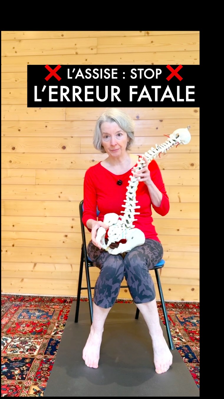 L’ERREUR FATALE qui éteint vos fessiers... 🔌💀
Vous souffrez de maux de dos chroniques ou de raideurs aux hanches ? Le coupable est peut-être le « Syndrome des fessiers morts » (ou amnésie fessière).
Le problème ? Ce n’est pas le fait de rester assis, c’est de s’asseoir en « mode survie » sur l’arrière de son bassin. 🦴
Dans cette vidéo on vous montre la clé : La plupart des gens s’affaissent en rétroversion, ce qui coupe littéralement le signal neurologique de leurs muscles fessiers. Résultat : le moteur arrière s’éteint et votre dos compense tout.
La solution des Chercheurs en mouvement : Visez l’AVANT des ischions (ces pointes osseuses que Cath vous montre sur le moulage). C’est le seul moyen de retrouver l’antéversion naturelle, de libérer le psoas et de « rallumer » vos fessiers instantanément. 🏛️⚡
Ne supportez plus passivement votre poids, habitez votre structure !
🎁 ENVIE DE SORTIR DE L’AMNÉSIE ? Nous avons conçu un Guide gratuit de 11 pages pour rééduquer votre assise et réveiller vos muscles profonds.
• La séance de yoga dédiée.
• Séquence de 7 mails de conseils.
👉 Commentez « GO » pour recevoir le lien de téléchargement en privé !
#cathetsergeyoga #amnesiefessiere #syndromedesfessiersmorts #posturo #yogatherapie