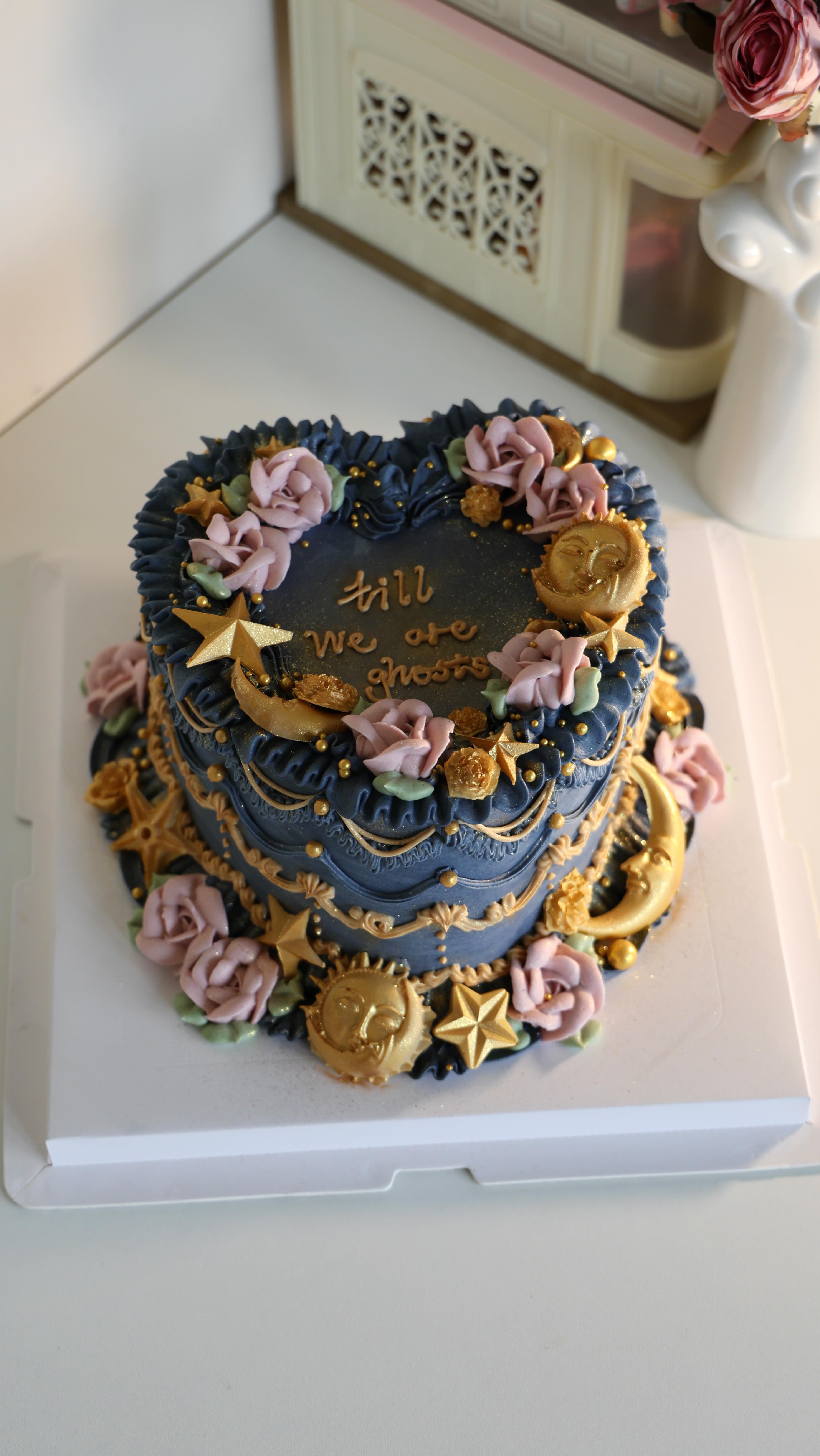 Till we are ghosts - drifting through midnight skies, leaving trails of gold and roses behind. ✨🌙
A celestial wedding vow for James & Jess. May your forever feel just as magical. 🥀💍
.
.
.
.
.
.
.
.
.
.
.
.
.
.
.
#instacake #cakesofinstagram #londoncakes #cakeoftheday #weddingcakes