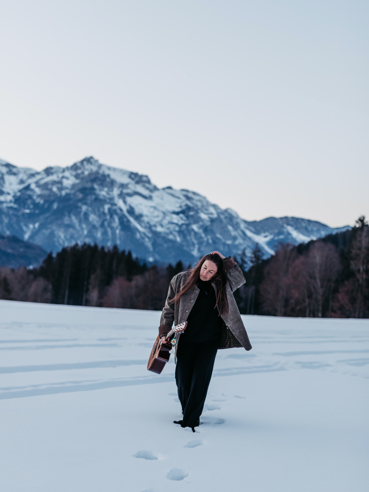 There are clients.
And then there are the people you grow with. 🧡
Working with @stephanie_brandnerhafner_music has become so much more than delivering visuals. It’s conversations, guidance and shaping direction together. It’s showing up again and again and building something that evolves.
Our recent shoot in the snow felt like a reflection of that. Clear, strong and grounded.
We’re deeply grateful for this connection. The kind where trust builds over time and where ideas are allowed to breathe.
We’re excited for everything that’s ahead and proud to be walking this path together. 🫶🏼
.
.
.
#dropthebutter #stephaniebrandnerhafner #singersongwriter