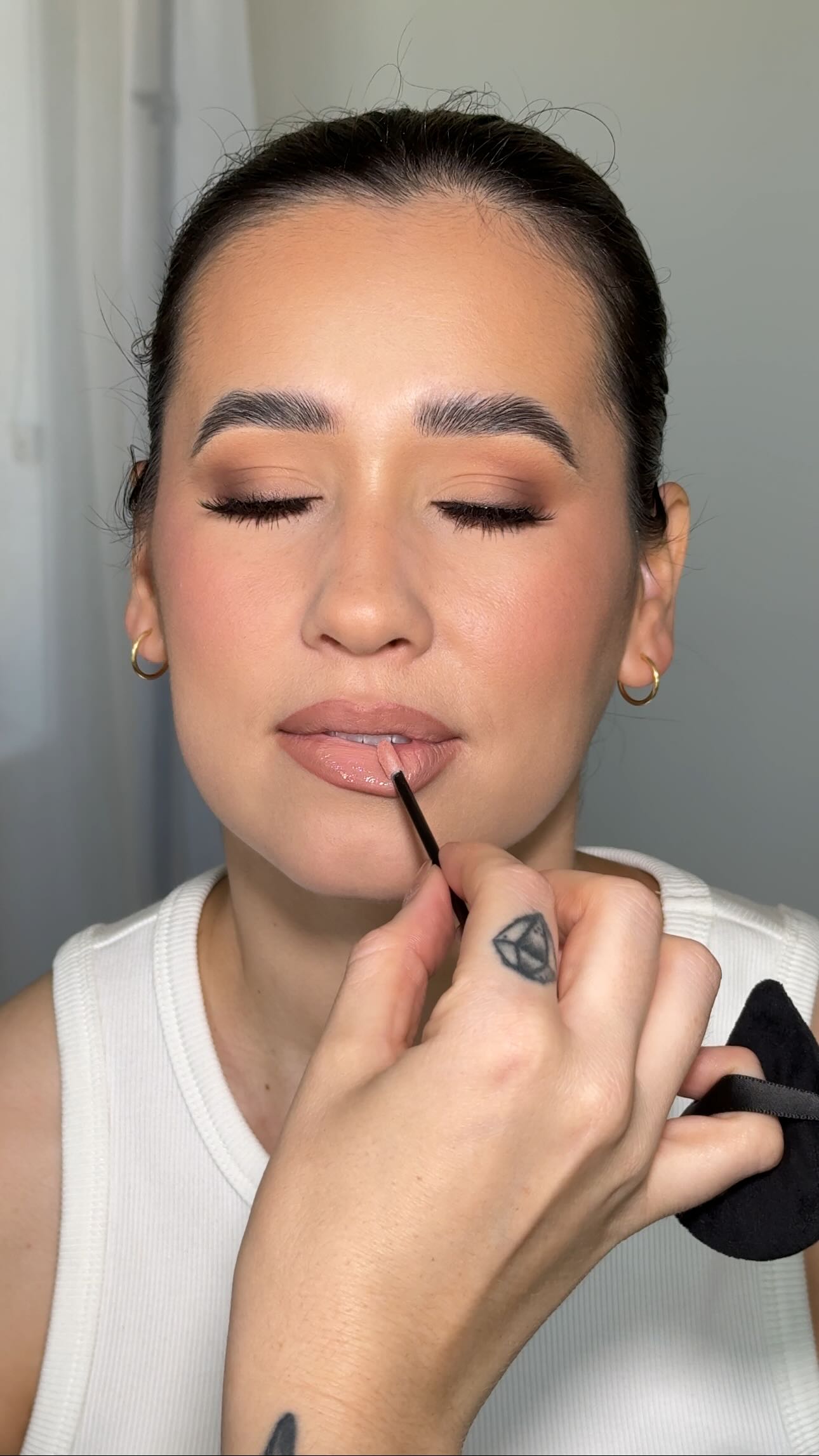 Obsessed w/ how this glam turned out on @emilywhalen_
Brows.
@pinkhoneyuk Superhold Brow Glue
@benefitaustralia Precisely My Brow Detailer
Skin.
@charlottetilbury Flawless Filter
@makeupbymario Soft Sculpt Light
@madebymitchell Blursh in Sweet Cheeks
@hudabeauty Easy Bake in Cherry Blossom
@lauramercier Translucent Powder
@fentybeauty Shady Biz Bronzer
@hourglasscosmetics Ambient Lighting Palette Volume II
Eyes.
@maccosmetics Painterly Paint Pot
@meccamax Zoom Shadow Stick Caramel
@makeupforever Artist Pencil in Limitless Brown
@makeupbymario Master Mattes Palette
@modelrocklashes Fluffy Clusters in Style 12
Lips.
@maccosmetics Oak Lipliner
#madebymitchell A Shy Girl Lipstick
#meccamax Gloss Boss in Swank
#sydneymakeupartist #makeupartistsydney #sydneymua