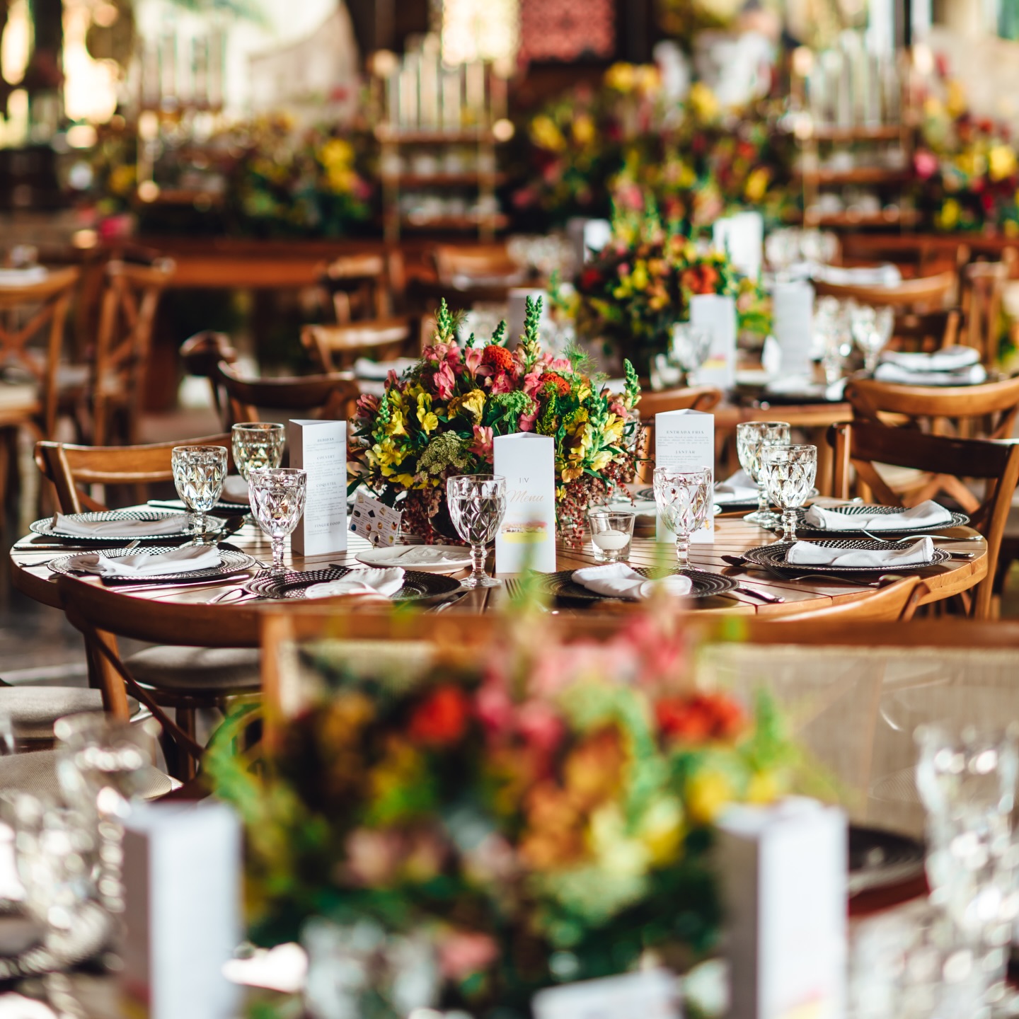Centros de Mesa | Juliana e Vitor
No Quinta da Cantareira, os centros de mesa foram criados para envolver os convidados na mesma atmosfera intensa e sofisticada da celebração. A paleta escolhida pela Ju e Vitor ganhou vida em arranjos exuberantes, com flores marcantes, diferentes texturas e um equilíbrio elegante entre cor e movimento.
Cada mesa se transformou em um ponto de destaque, reforçando a identidade do casamento e criando uma experiência visual inesquecível.
@juliana.gorgone @vitorberthequine
@quintadacantareira
@aoseuladoassessoria
@bandamenegato
@reverendootavio
Fotos 💙 @orlandosoaresfotografia
@julydocesfinos
#wedding #quintadacantareira