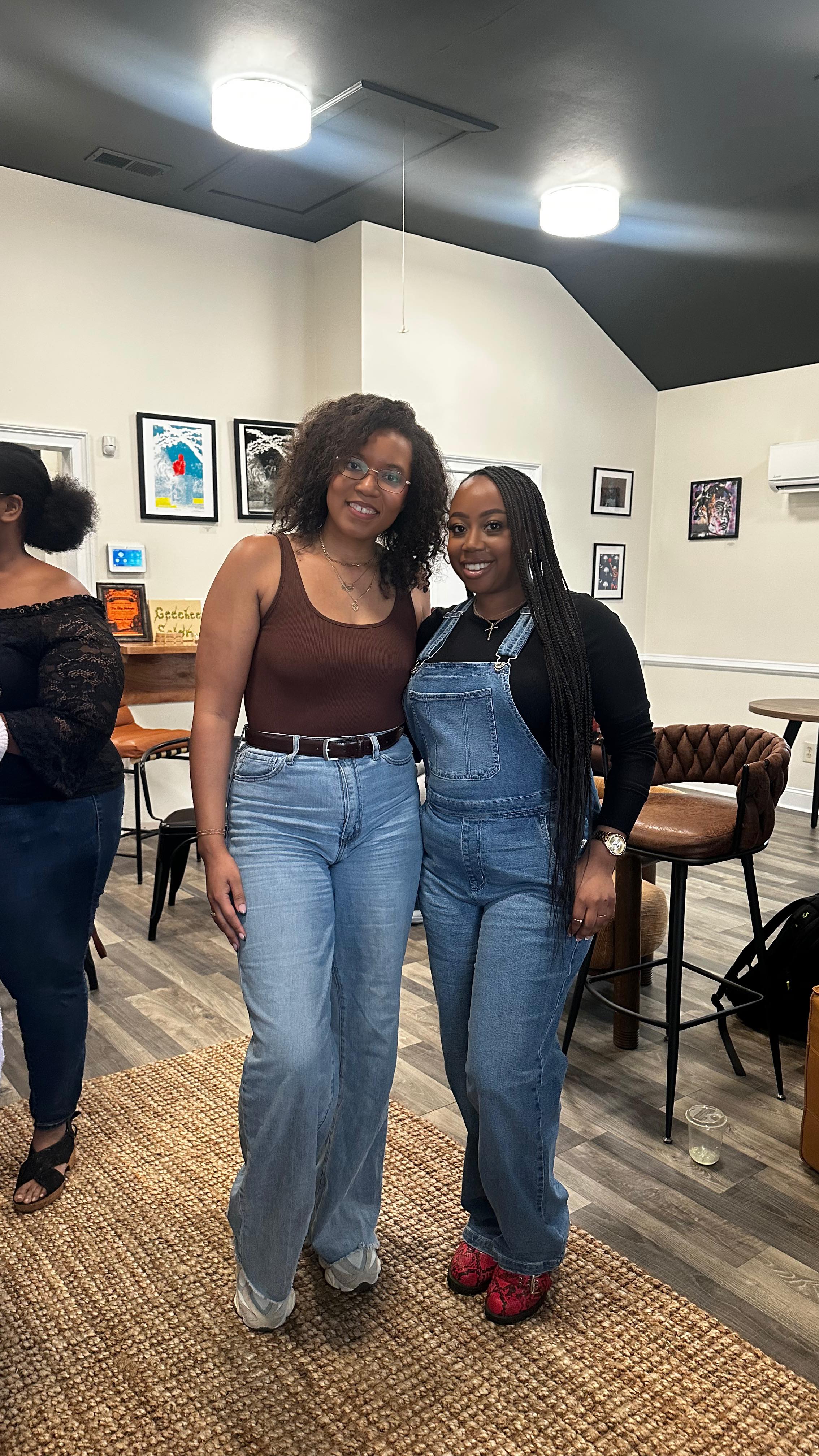 Sometimes rebuilding your life isn’t loud, it just looks like saying yes to new rooms.
Grateful to my creative boo @diaryof_clay for inviting me to a @thecreativegrowthclub event this past weekend and for spaces that feel rooted, creative, and aligned. 🤎
#charlestoninfluencers #charlestoncreatives #creativegrowthclub #blackownedcoffee #networkingevent
