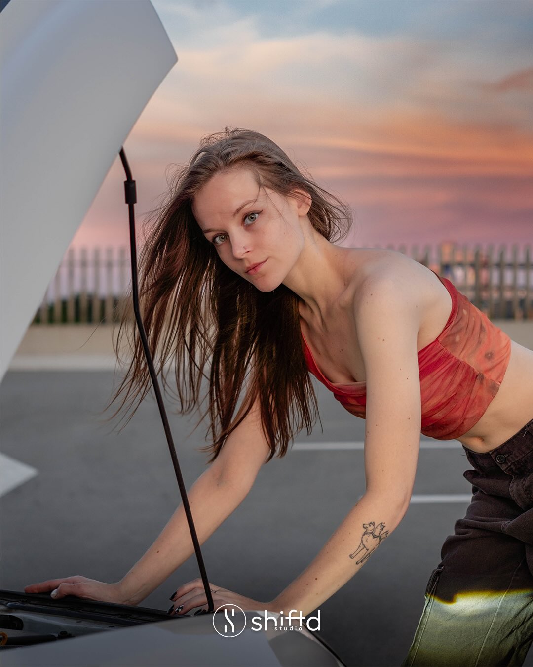 Lifestylefotografie draait niet om poseren, maar om houding, sfeer en karakter.
Deze shoot balanceert tussen kracht en elegantie, beweging en rust.
Zonsondergang op een parkingdak, ruwe graffiti, groen ertussen… en een auto die mee deel wordt van het beeld. 🚗✨
Het resultaat? Beelden die niet “gemaakt” aanvoelen, maar iets uitstralen.
Perfect voor personal branding, socials of gewoon omdat je jezelf eens anders wil zien.
Zin in een lifestyle shoot die bij jou past, zonder stijve poses of fake vibes?
👉 Stuur me gerust een bericht via de link in bio.
#lifestylefotografie #outdoorportrait #visualstorytelling #ShiftdStudio #personalbranding