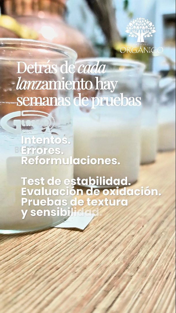 Formular no es solo mezclar ingredientes.
Es seleccionar cada materia prima con intención.
Conocer su origen.
Su pureza.
Su verdadero impacto en la piel.
Es probar, esperar, observar…
y volver a empezar si es necesario.
No trabajo con rellenos innecesarios para aumentar márgenes.
Elijo ingredientes frescos, naturales, orgánicos y activos respaldados por biotecnología de alta calidad.
No se trata de producir más.
Se trata de formular mejor.
Cada producto que llega a tus manos ha pasado por un proceso técnico, consciente y minucioso.
Paciencia.
Ciencia.
Intención.
Gracias por valorar el trabajo que hay detrás 🌿✨
#cosmeticanatural #organico #natural #ecoamigable #artesanal