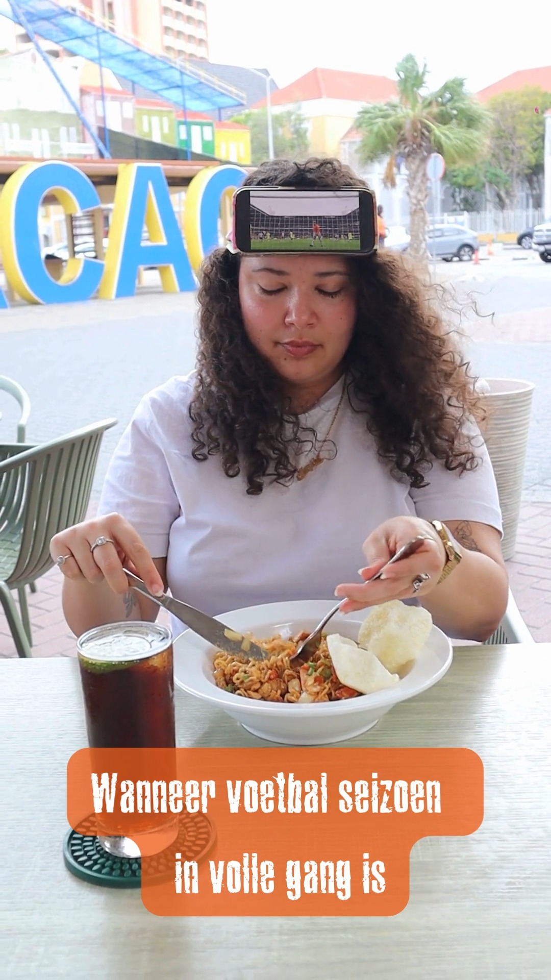 Het WK is in aantocht ⚽🔥
En Curaçao zit daar gewoon bij! 🇨🇼
En wanneer het voetbalseizoen begint, krijgt je date night soms ineens achtergrondcommentaar 😉
Maar wist je dat we naast voetbal ook F1 en nog veel meer sportwedstrijden uitzenden?
Dus of je nu komt voor een gezellige avond, een goede maaltijd of de spanning van de wedstrijd, bij Plein zit je goed.