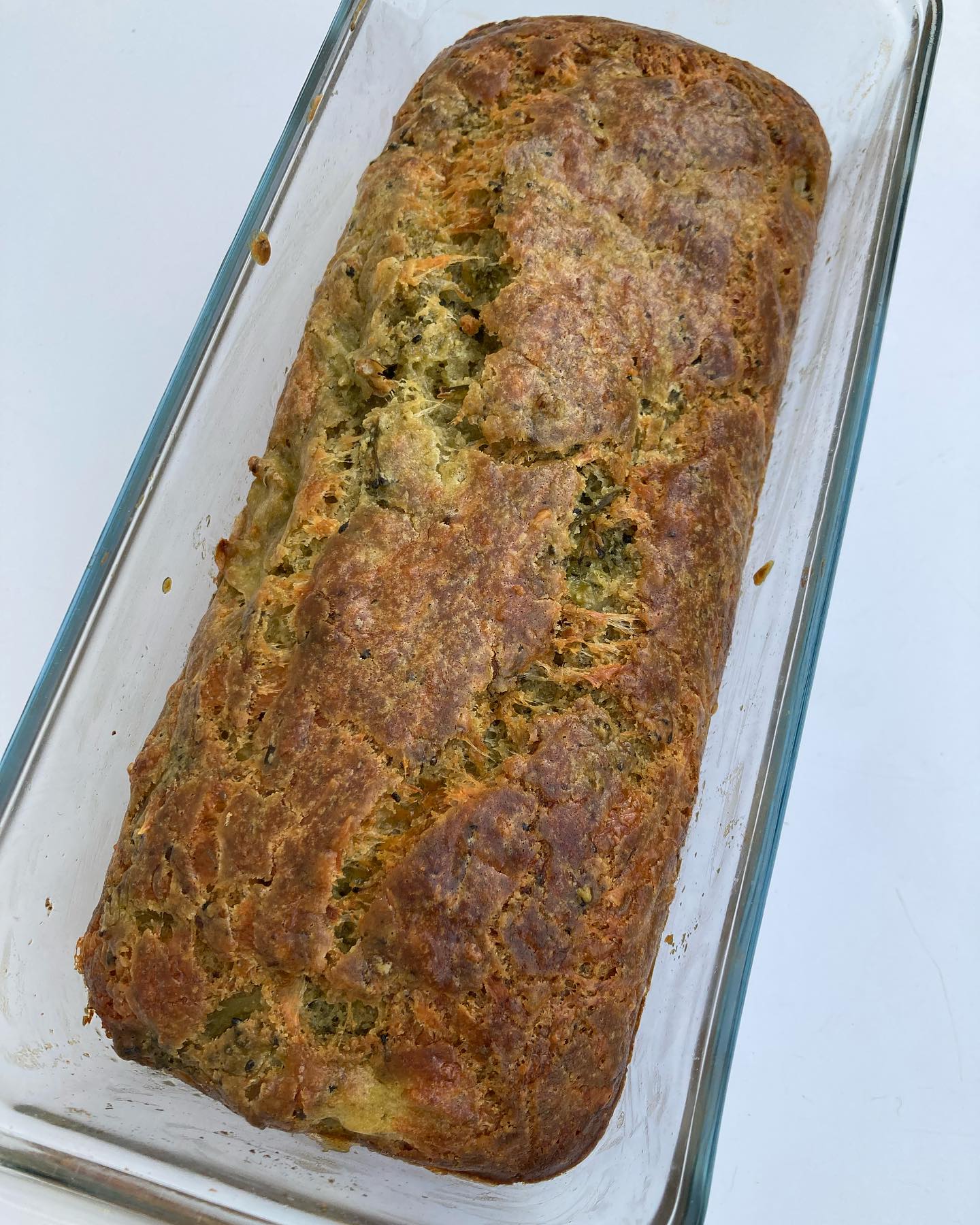 Cake aux brocolis et pesto!
Voici une variante plus originale du fameux cake aux olives, très parfumée grâce au pesto qui s’associe fort bien aux brocolis!
Pour un cake: 300g de brocolis, 150g de farine (ou de maïzena pour une version sans gluten), 3 œufs, 2 c.à soupe de sauce pesto, 70g de comté râpé, 3cl d’huile d’olive, 1/2 sachet de levure alimentaire, 100g de beurre, 1 verre de lait, sel, poivre.
Laver, éplucher et couper en morceaux le brocoli (pied compris). Le cuire à la vapeur environ 25 minutes, à partir de l’ébullition.
Faire fondre le beurre à feu doux.
Dans un saladier, casser les œufs, ajouter l’huile, le beurre fondu et le lait, bien mélanger.
Ajouter les brocolis égouttés, la sauce pesto. Finir avec la farine mélangée à la levure.
Verser dans un plat à cake beurré.
Mettre au four, thermostat 180 degrés, pour 50 minutes.
Servir tiède ou froid, en tranches, pour l’apéritif ou un pique-nique! Bon appétit!
#cake #cakes #cakesalé #brocolis #brocoli #pestosauce #pestogenovese #apéritif #aperotime🍸 #aperodînatoire #légumes #madreperlamtc