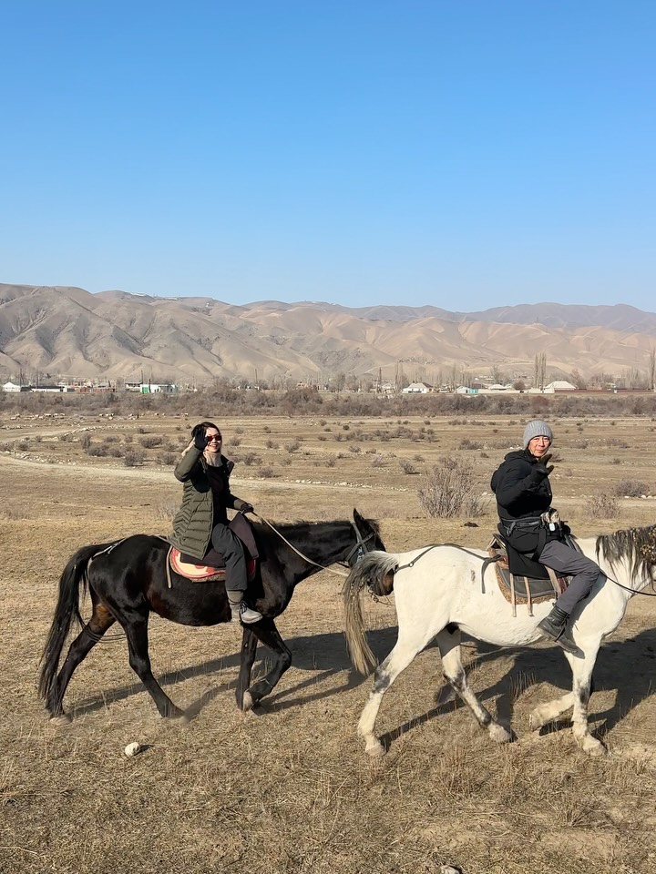 Best of 29.11.2025 - 12.12.2025 🇺🇿🇰🇬🇰🇿
Mom | Dad | 3 little ones
They ventured across the Silk Road cities of Uzbekistan 🕌 Rode horses and experienced rural & nomadic life in Kyrgyzstan 🏇🏾🛖 Hiked in deep canyons and along turquoise lakes in Kazakhstan 🏔️