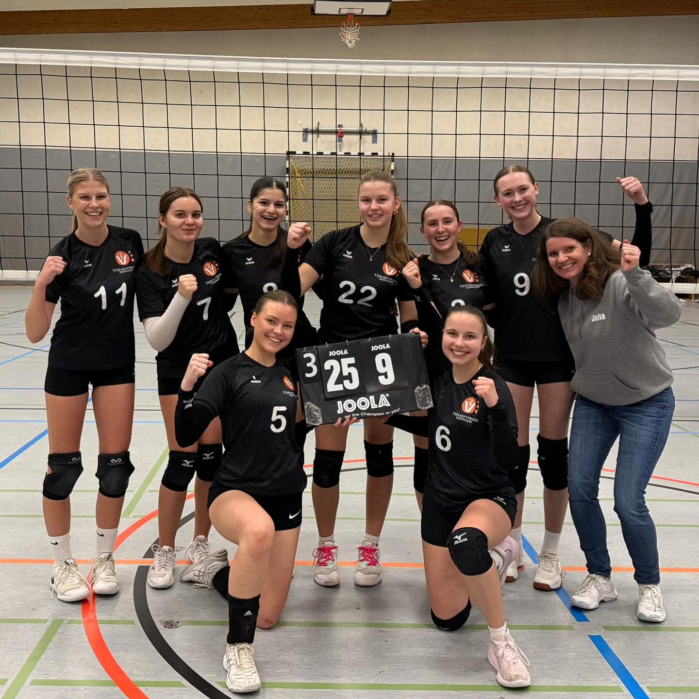 🏐🔥 Souveräner Sieg für unsere 2. Damen! 🔥🏐
Mit einem klaren 3:0 (25:16, 25:6, 25:9) gewinnen unsere 2. Damen gegen @tsv_burgdorf_3.damen .
🎉 Damit sichern sich unsere Mädels bereits am vorletzten Spieltag den 2. Platz in der BK Staffel 5! 🎉
Eine starke Saisonleistung, auf die ihr richtig stolz sein könnt! 👏💕
#tusaltwarmbüchen #tusaltwarmbüchenvolleyball #nwvv #volleyball #tussisontour