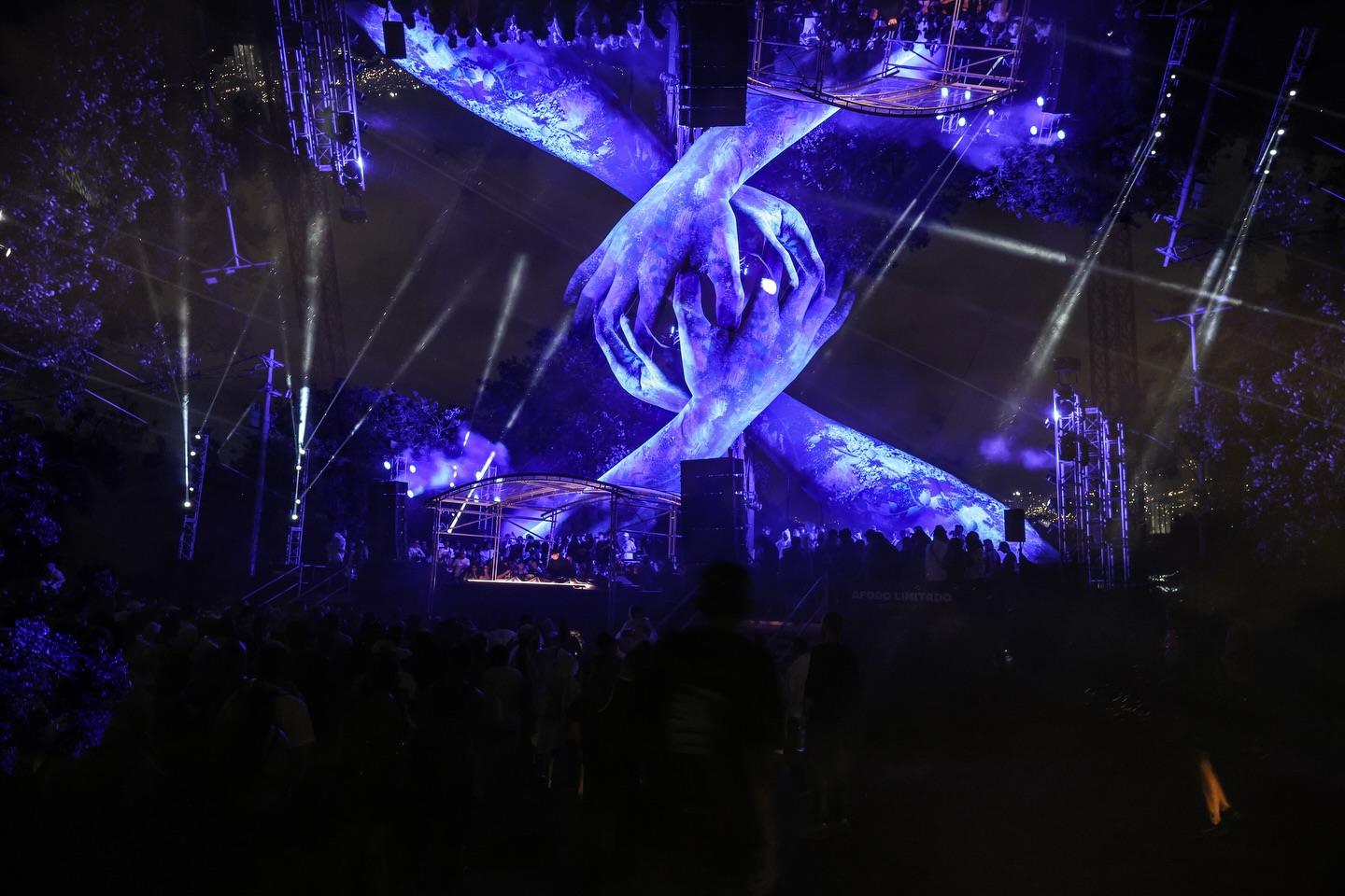 ▪️ Evento: @core.medellin @core.world
▪️Organizar: @breakfast_live
📌Nota completa en Bloggaleriadearte.com
Sin embargo, esta edición dejó sobre la mesa algo más que sets memorables; nos obligó a analizar la madurez de una escena que, aunque vibrante, enfrenta nuevos retos de mercado.