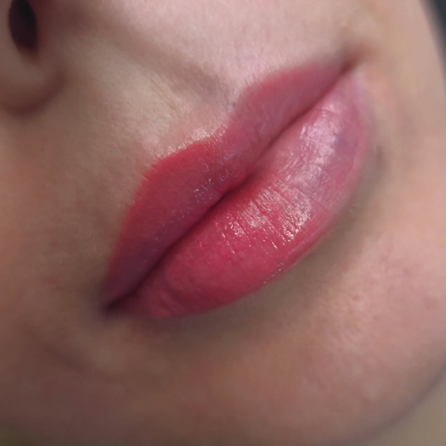 Dreamy lips 💋
On the right, lips are healed after 1st session and on the left is immediately after her 6 week perfecting session🤌🏽
Lip Blush tattoo can help define the symmetry and enhance the color of your lips! The color is customized to your desired shade, from subtle and natural or vibrant and bright! The best part is, you wake up looking refreshed!
Bookk by following the link in bio or by texting 843-499-4357
#lipblushing #permanentmakeup #lipblushtattoo #SouthCarolina #Charleston