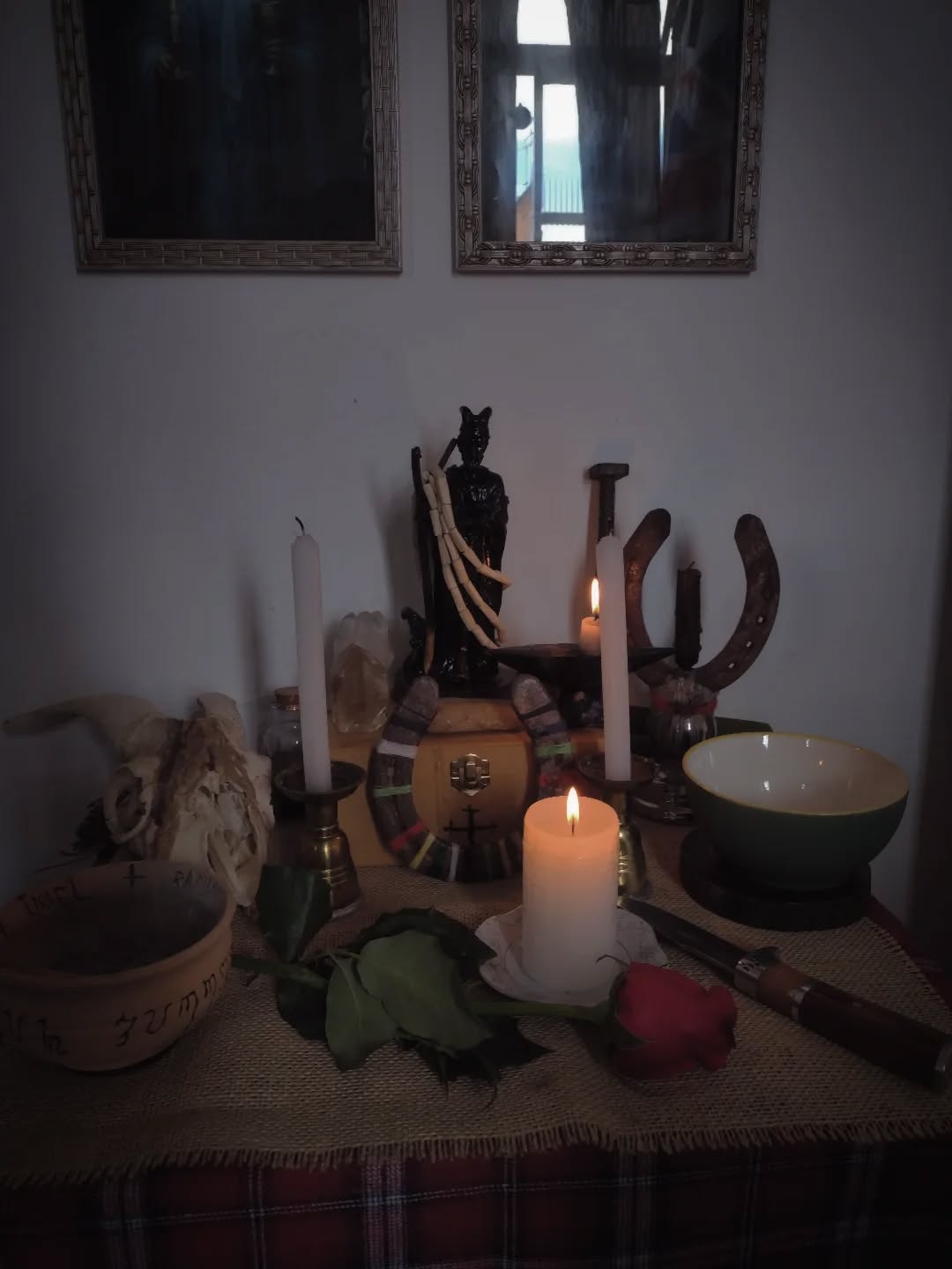 1º de Março de 2026
.
"Na Encruzilhada foi fincada a Cruz de braços iguais.
Na Lareira, a Chama foi acesa, e sua luz anunciou que a Forja despertou. E a Rosa, guardiã do silêncio, abriu-se sob o selo do Sub Rosa, marcando o nascimento do Mistério.Neste dia, a Via é estabelecida. A Marca é assumida. A Forja começa seu trabalho"
.
Via de Caim
#witchcraft #folkmagic #qayin #tradwitch #pellar