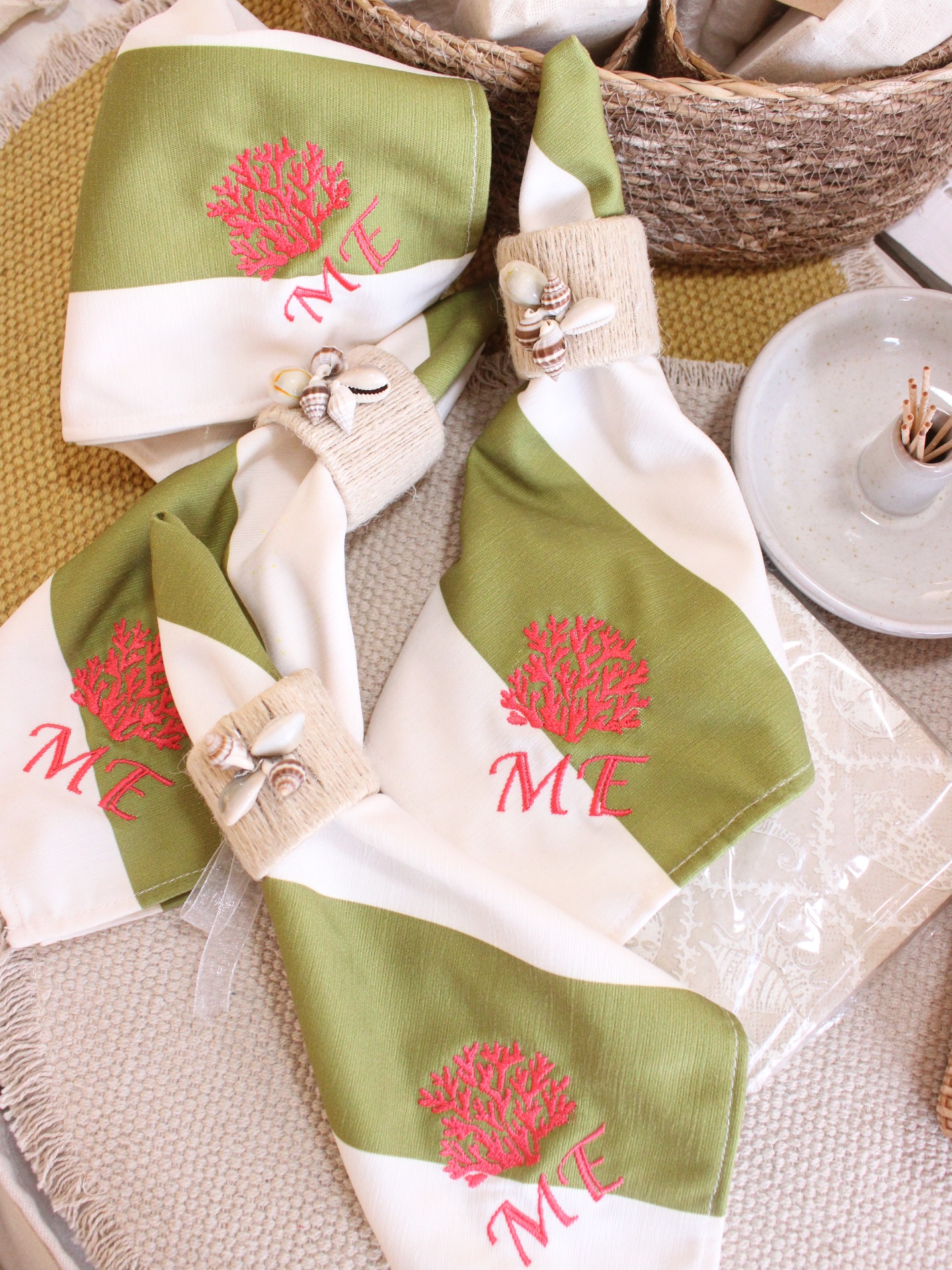 Semana Santa está a la vuelta de la esquina. Servilletas con monograma y bordado de coral ideales para casa de playa. Anillos de servilletas disponibles en nuestro taller.