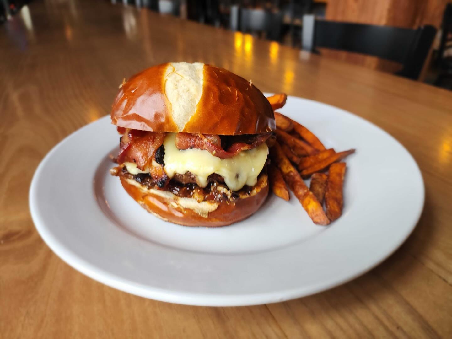 Still thinking about our Bacon Fest People’s Choice-winning Bacon Cheeseburger Bombs? 👀
Meet our bold new evolution: the Bourbon Bacon Cheeseburger at Explorium Brewpub Third Ward.
🔥 Bourbon-glazed beef patty
🥓 Bacon fig jam
🥓 Sweet peppered bacon
🧀 Raclette cheese
🥨 Warm pretzel bun
🍠 Served with sweet potato fries
Sweet, smoky, savory, and just a little indulgent — this is your sign to make plans and come hungry.
Tag your burger crew and we’ll see you in the Third Ward.
#ExploriumBrewpub #ThirdWardEats #1029TheHOG #baconlovers #milwaukeefoodie