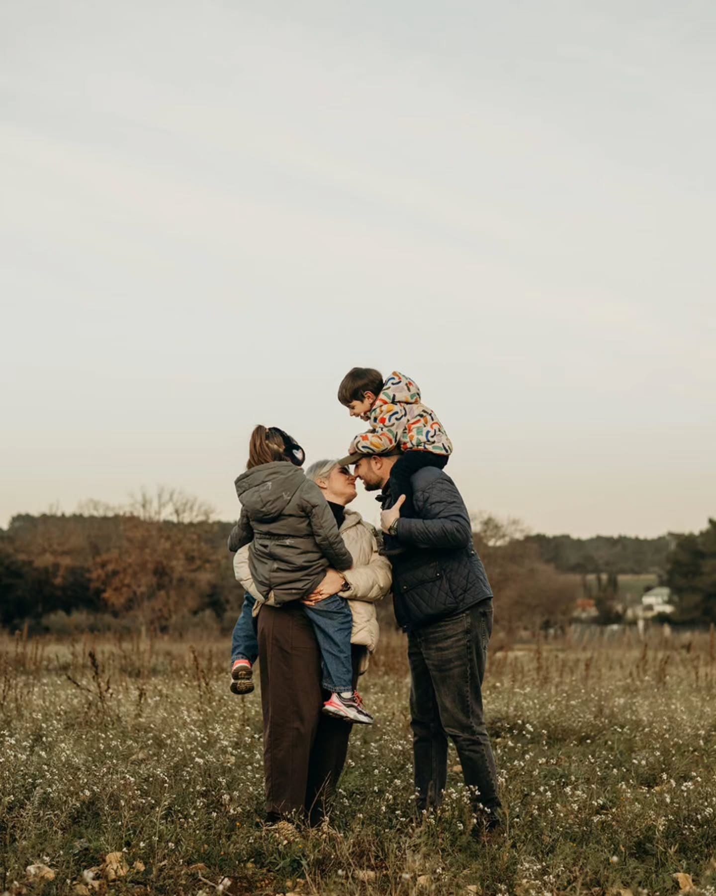 Avec la météo de ces derniers mois, on a dû s'adapter 😅
Mais même en doudoune et gros pulls, les souvenirs en famille restent toujours aussi beaux et l'amour lui, reste le même !
Merci à tous ceux qui savent que les nuages font partie de la vie, et qui n'oublient pas que le plus important c'est juste d'être ensemble 💞
#famille #photofamille