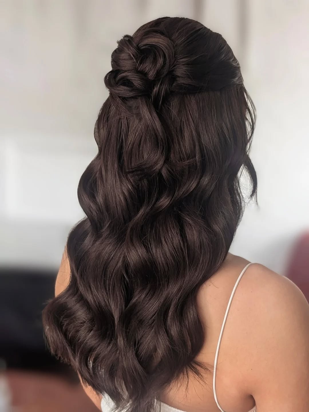 I loved creating this yesterday. A modern classic, soft waves with a knotted half-up detail — a timeless style that works beautifully for bridesmaids… and brides too.
Also got to try out my new @mdlondon curling wand which was brilliant!
#halfuphair #modernbridal #romanticbridal #weddinghairinspo #softwaves